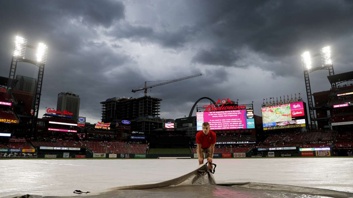 Reds-Cardinals game postponed by rain; doubleheader Aug. 31