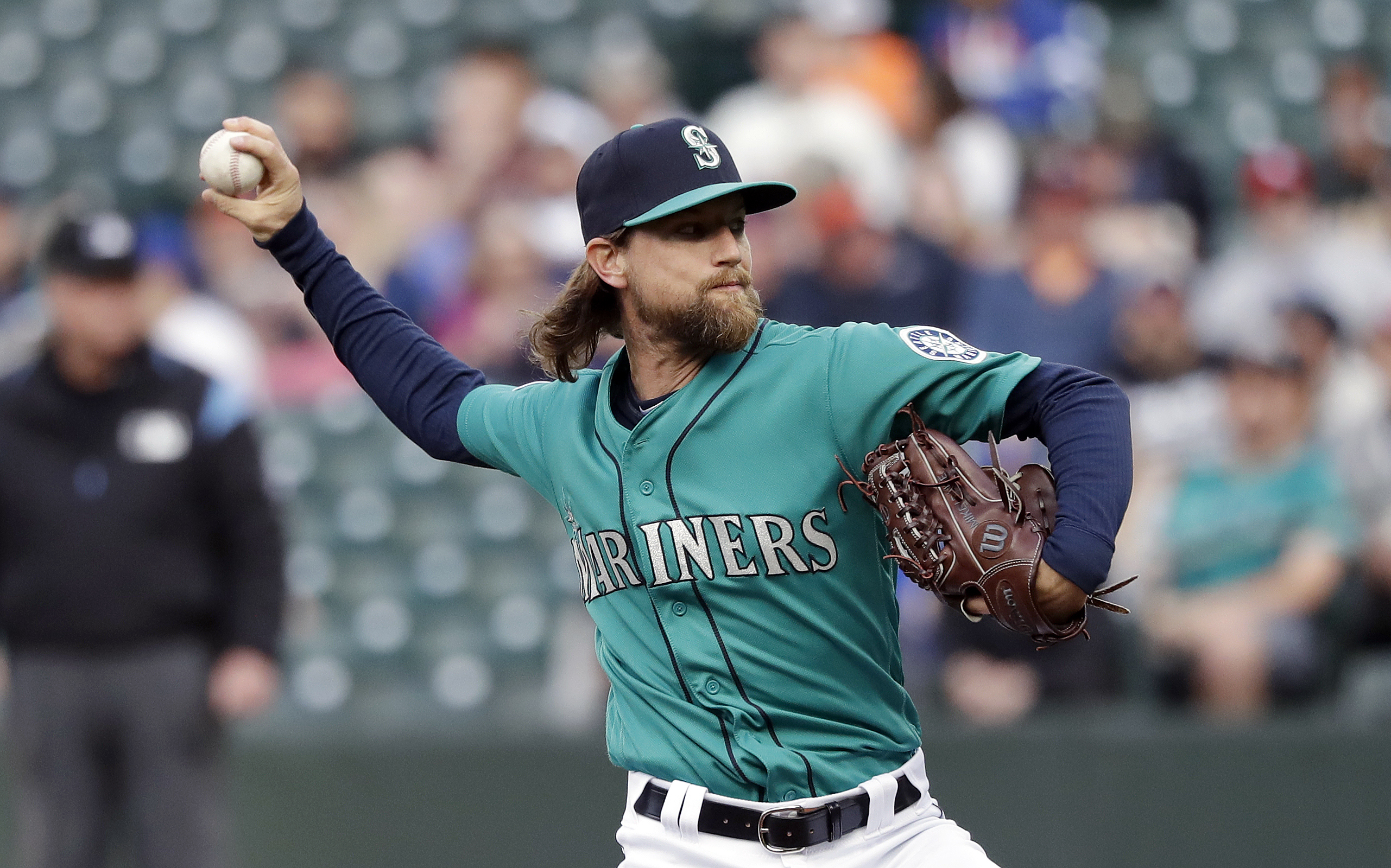 Leake tosses gem, Mariners hit 5 HRs in 14-1 win over Astros