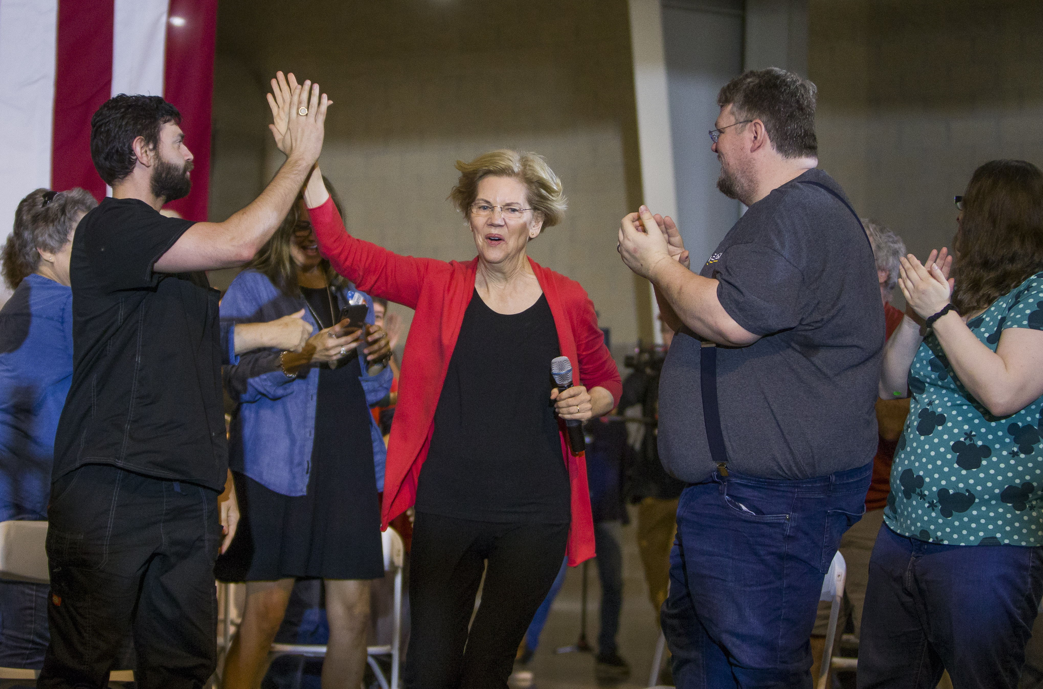 Elizabeth Warren backs campaign staff in forming a union