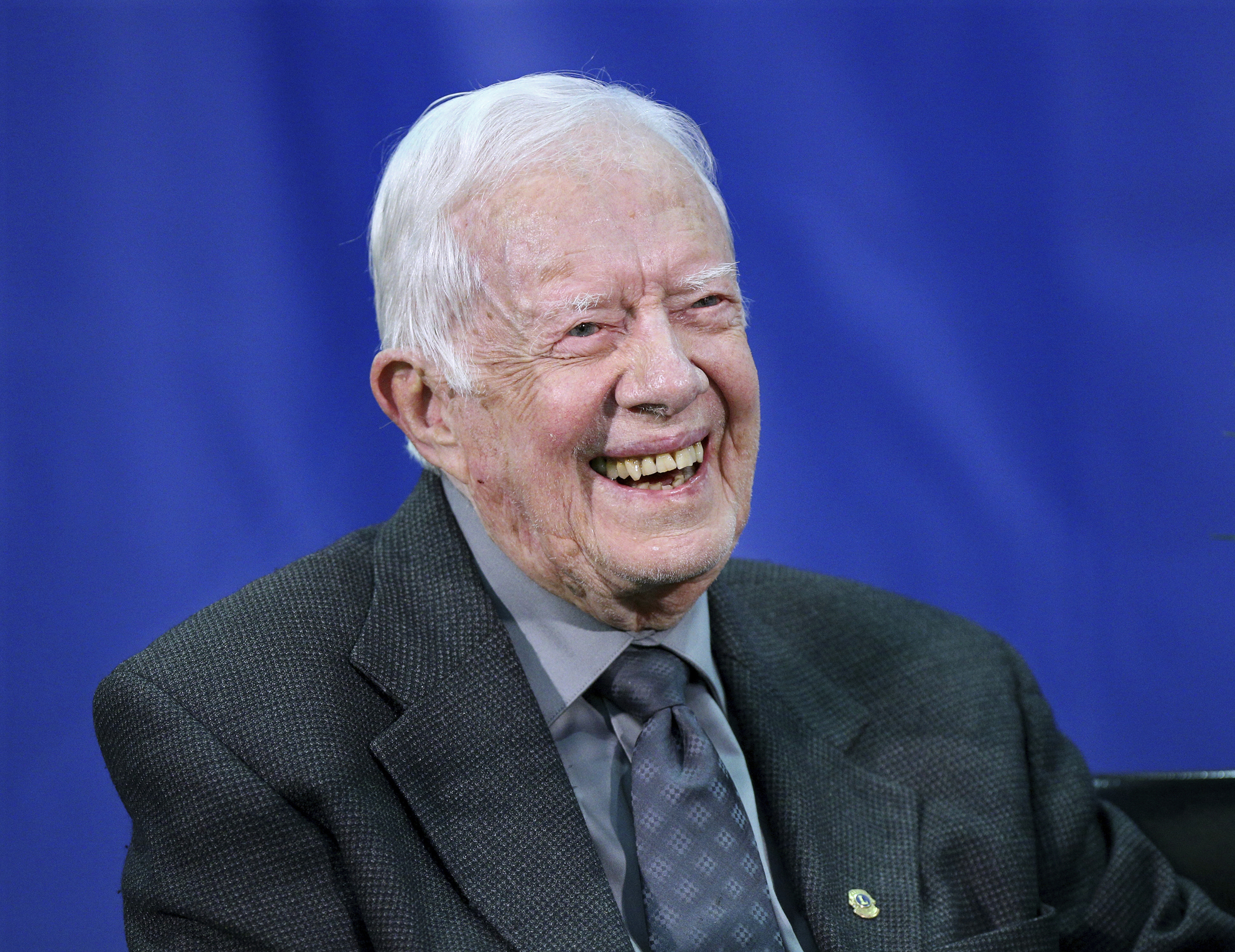 Former President Jimmy Carter receives statesmanship award