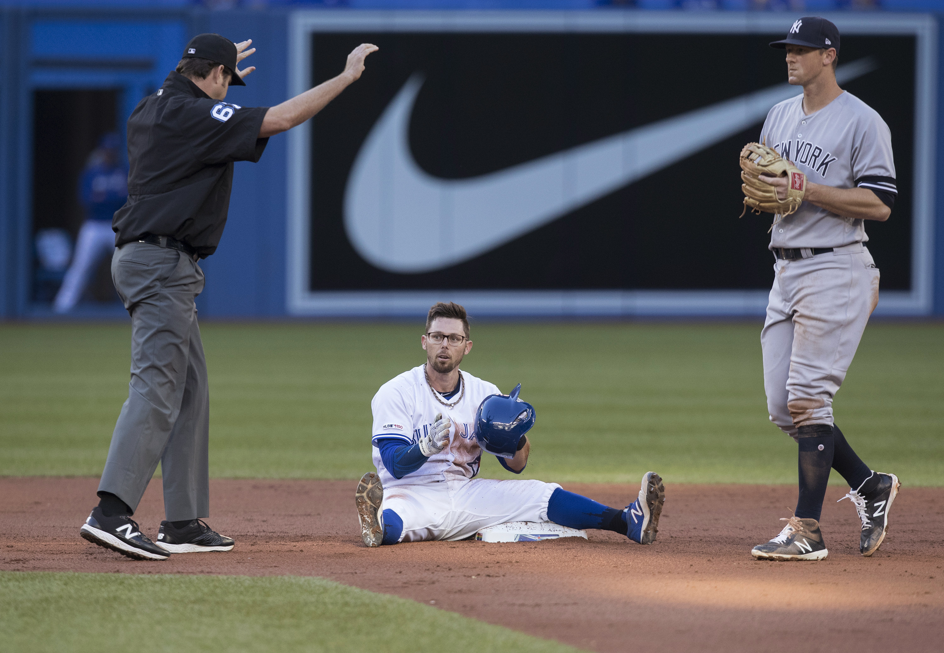 Happ wins 5th straight decision, Yankees beat Jays 6-2