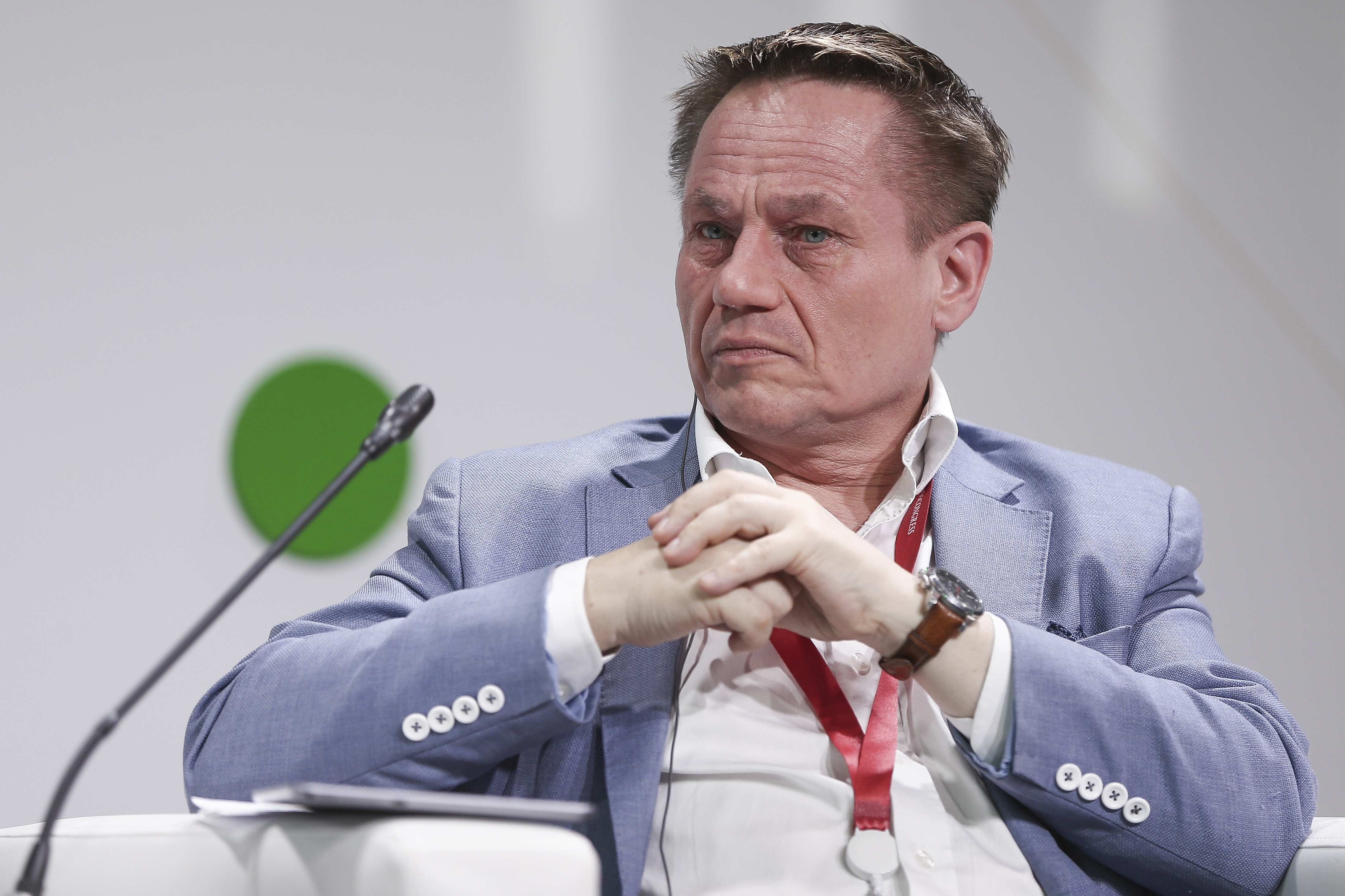 Facebook stops Huawei from pre-installing apps on phones