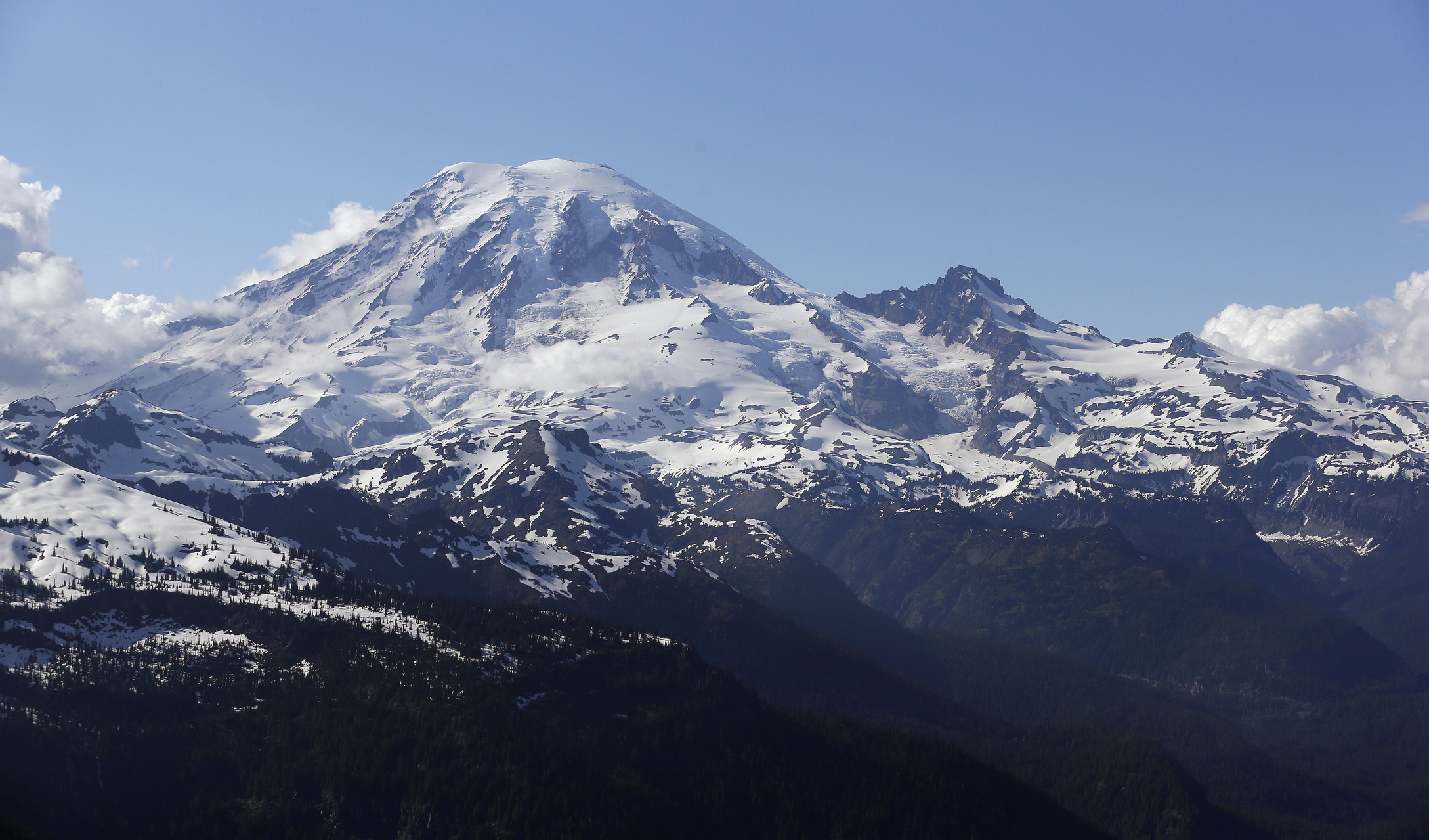 Climber says 'Don't mess with Rainier' after he was rescued