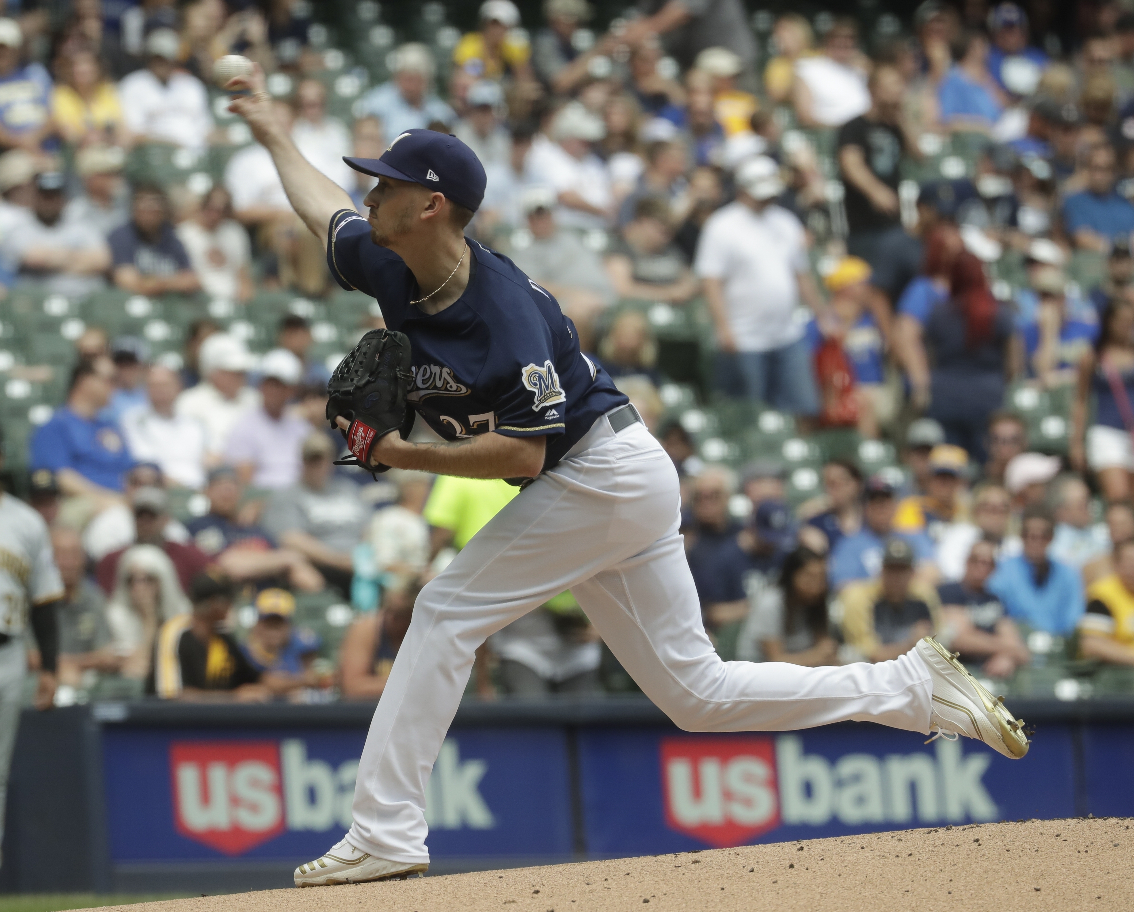 Davies sets club record at 7-0, Brewers beat Pirates 5-3
