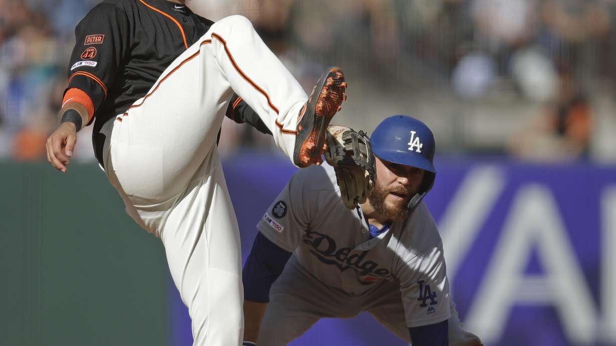 Seager makes Giants' strategy backfire in Dodgers' 7-2 win