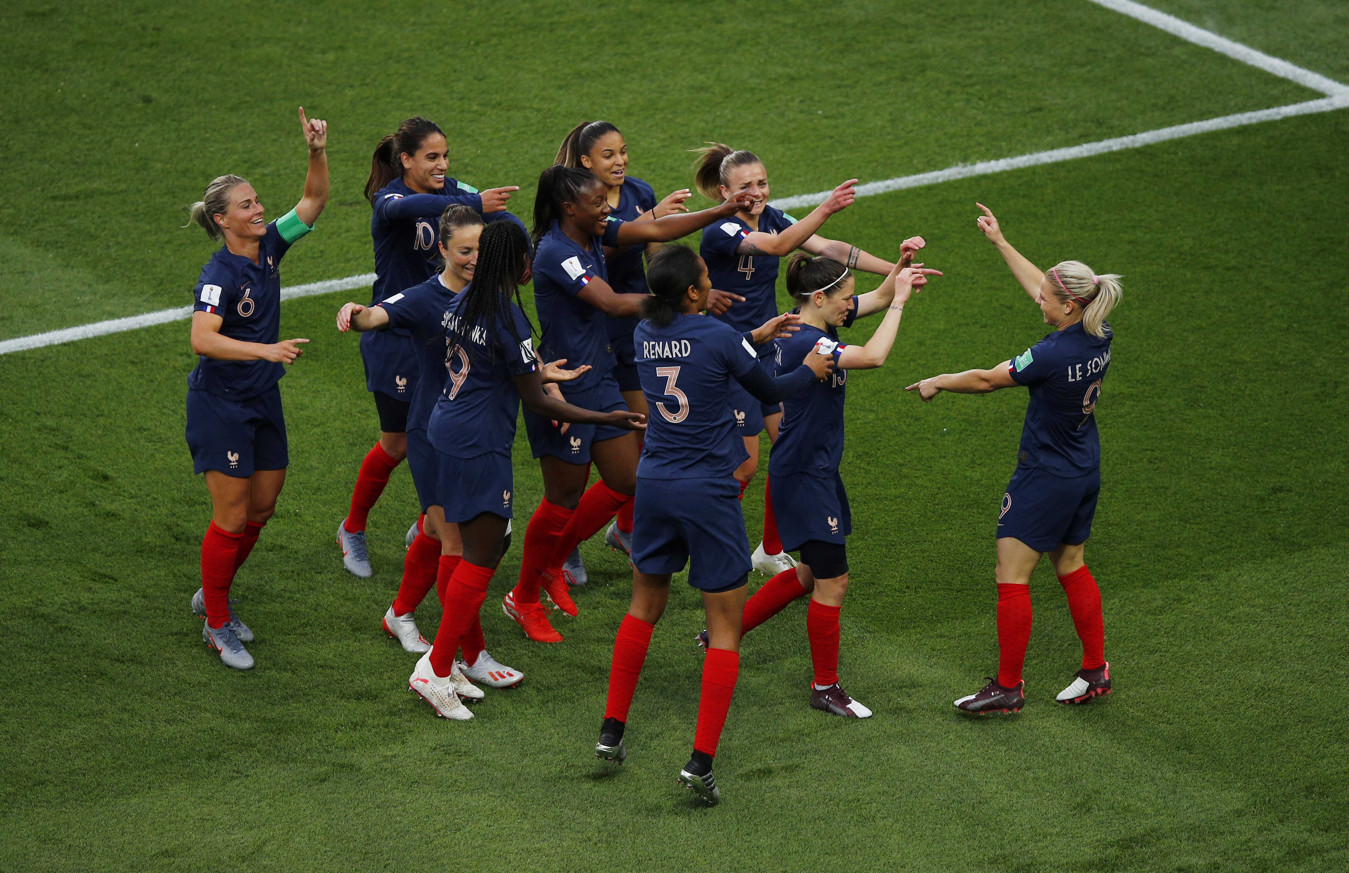 France wins start amid World Cup cash, visibility issues