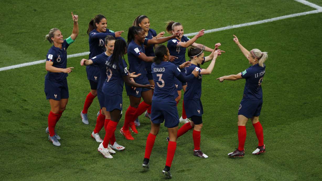 France wins start amid World Cup cash, visibility issues