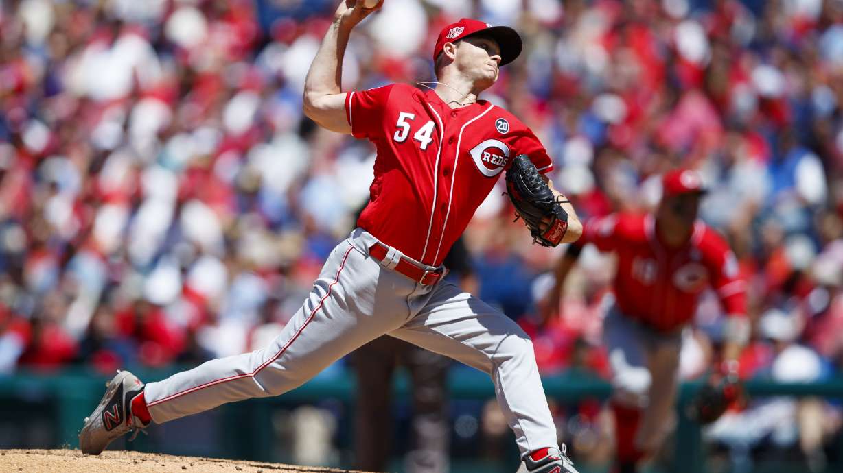 Reds avoid sweep, rally in 7th to top Phillies 4-3