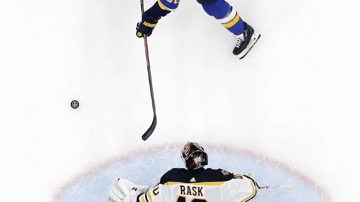 Blues can't capitalize on chances as Boston evens series