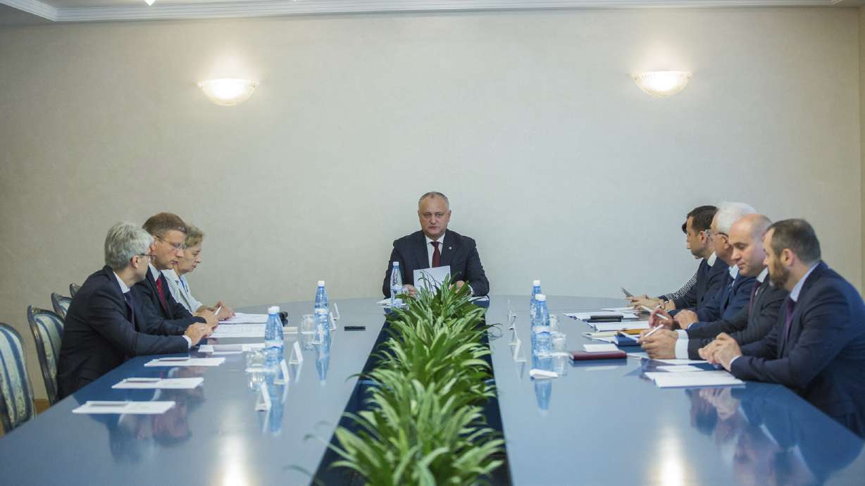 Rival governments vie for power in Moldova political crisis