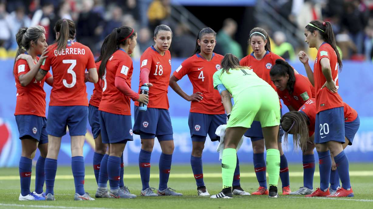 Sweden defeats newcomers Chile 2-0 after delay