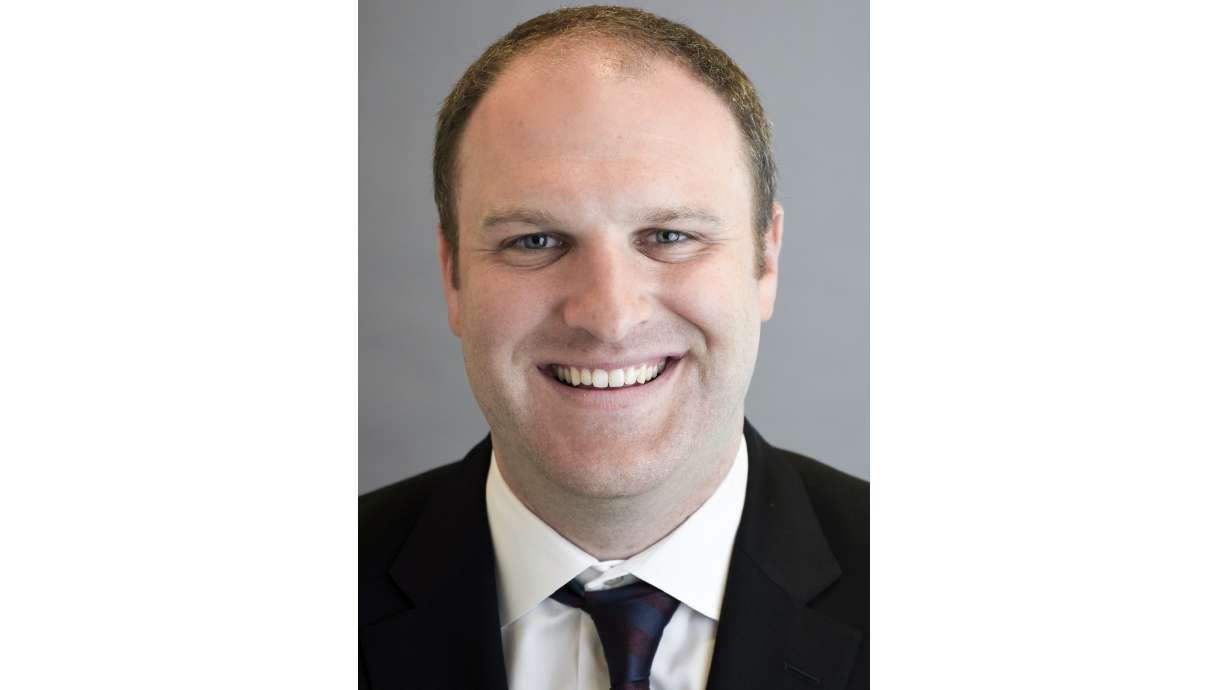 Grizzlies make long-term commitment to young, new head coach