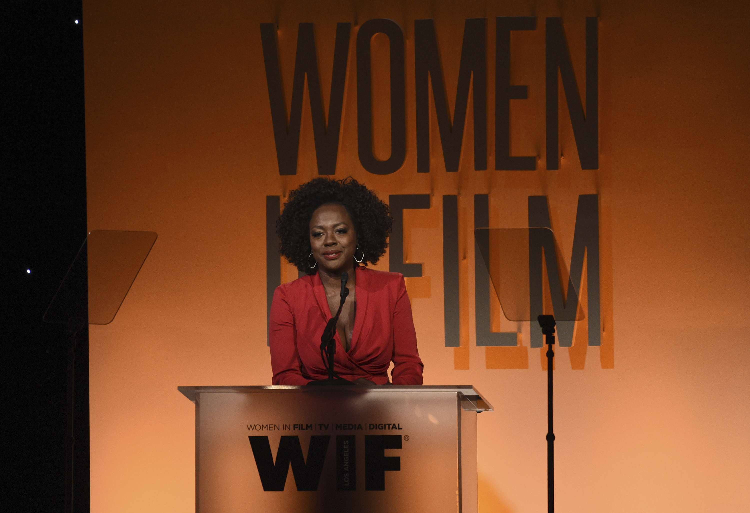 Amy Poehler, Issa Rae recognized for their entrepreneurship