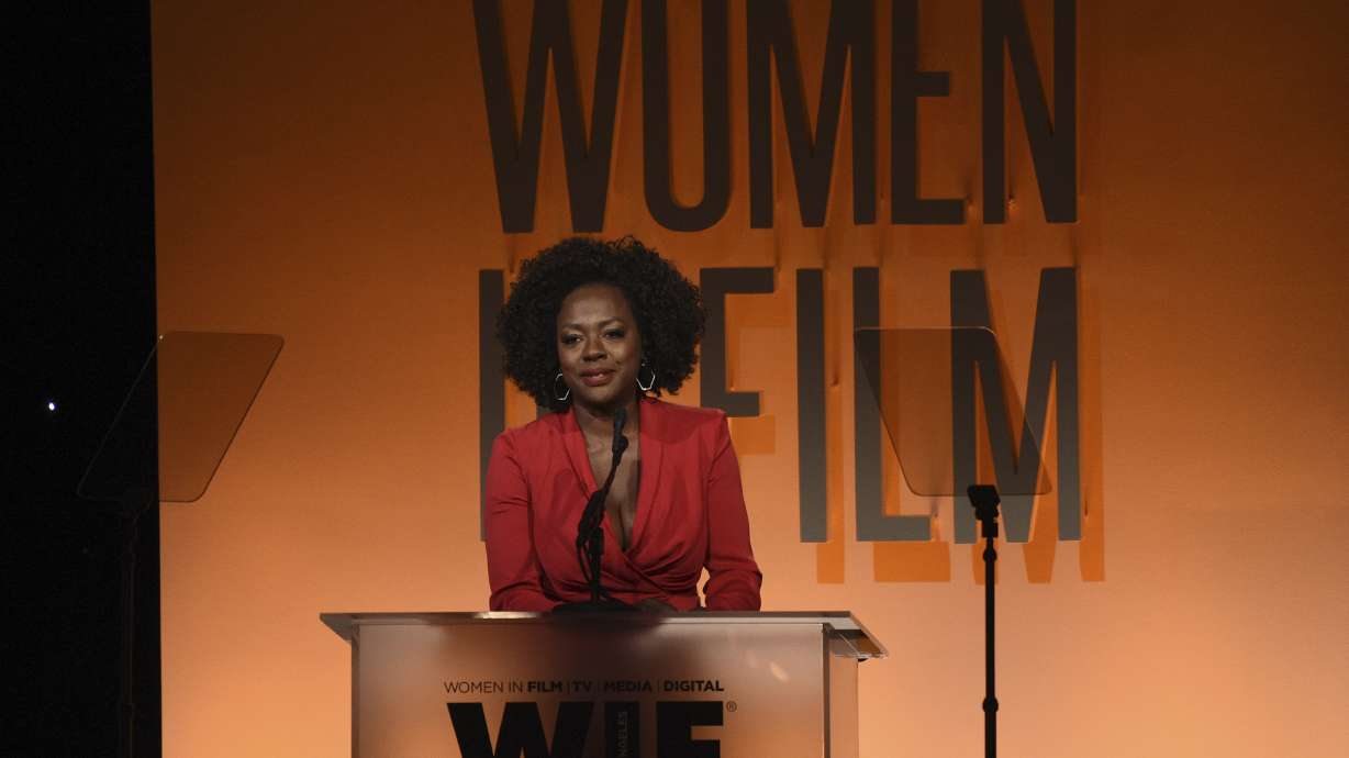 Amy Poehler, Issa Rae recognized for their entrepreneurship