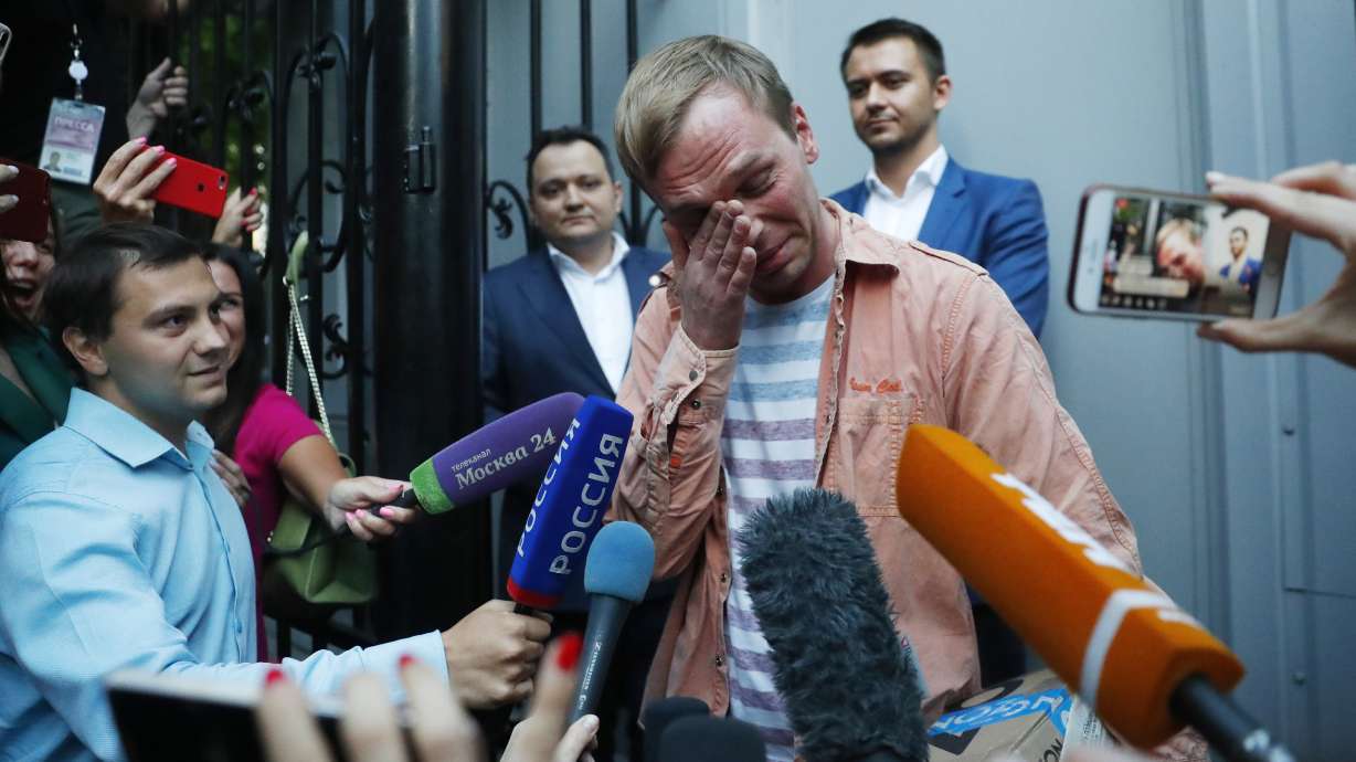 Putin fires police officers involved in journalist's case