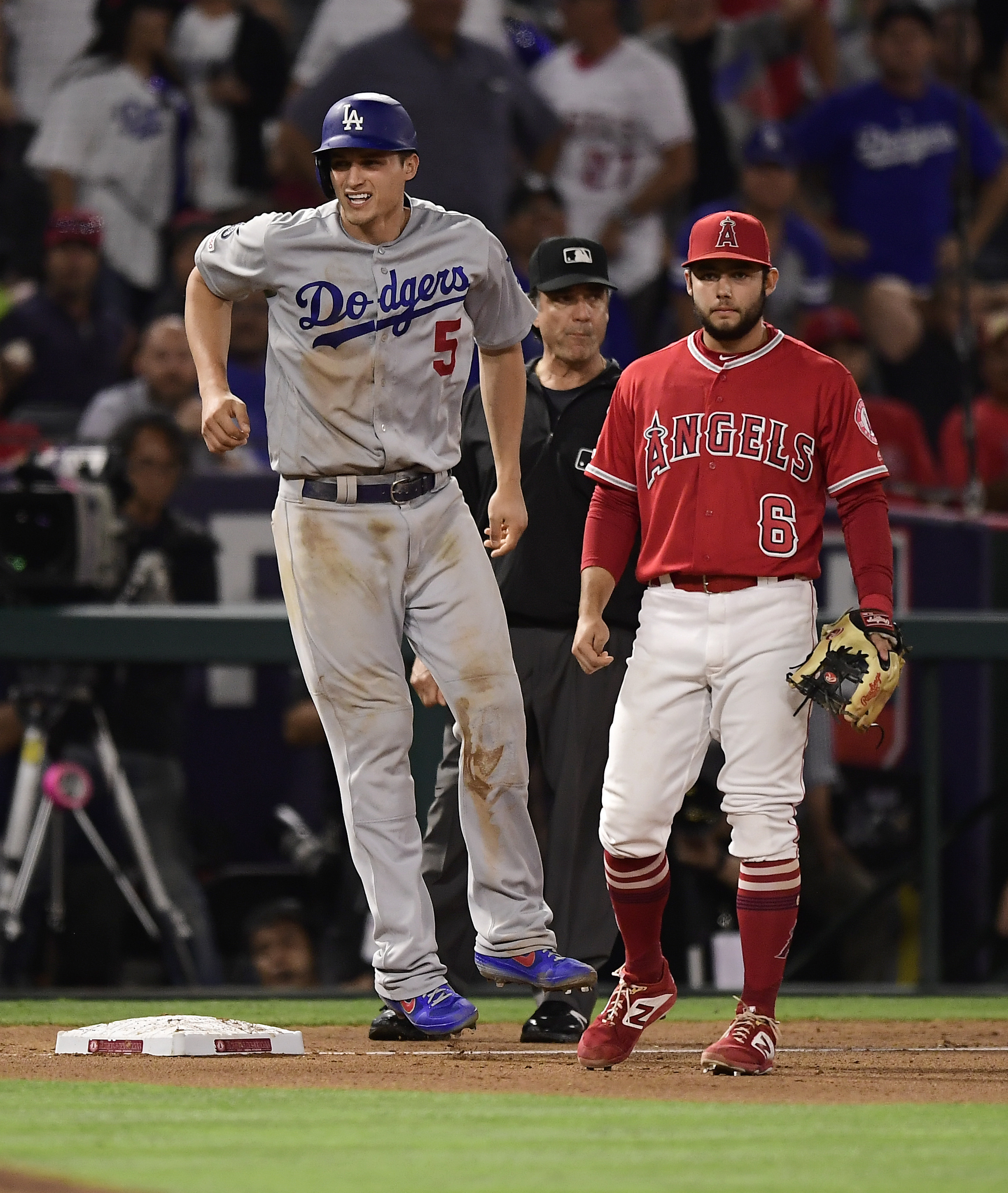 Dodgers' Seager goes on IL with strained hamstring