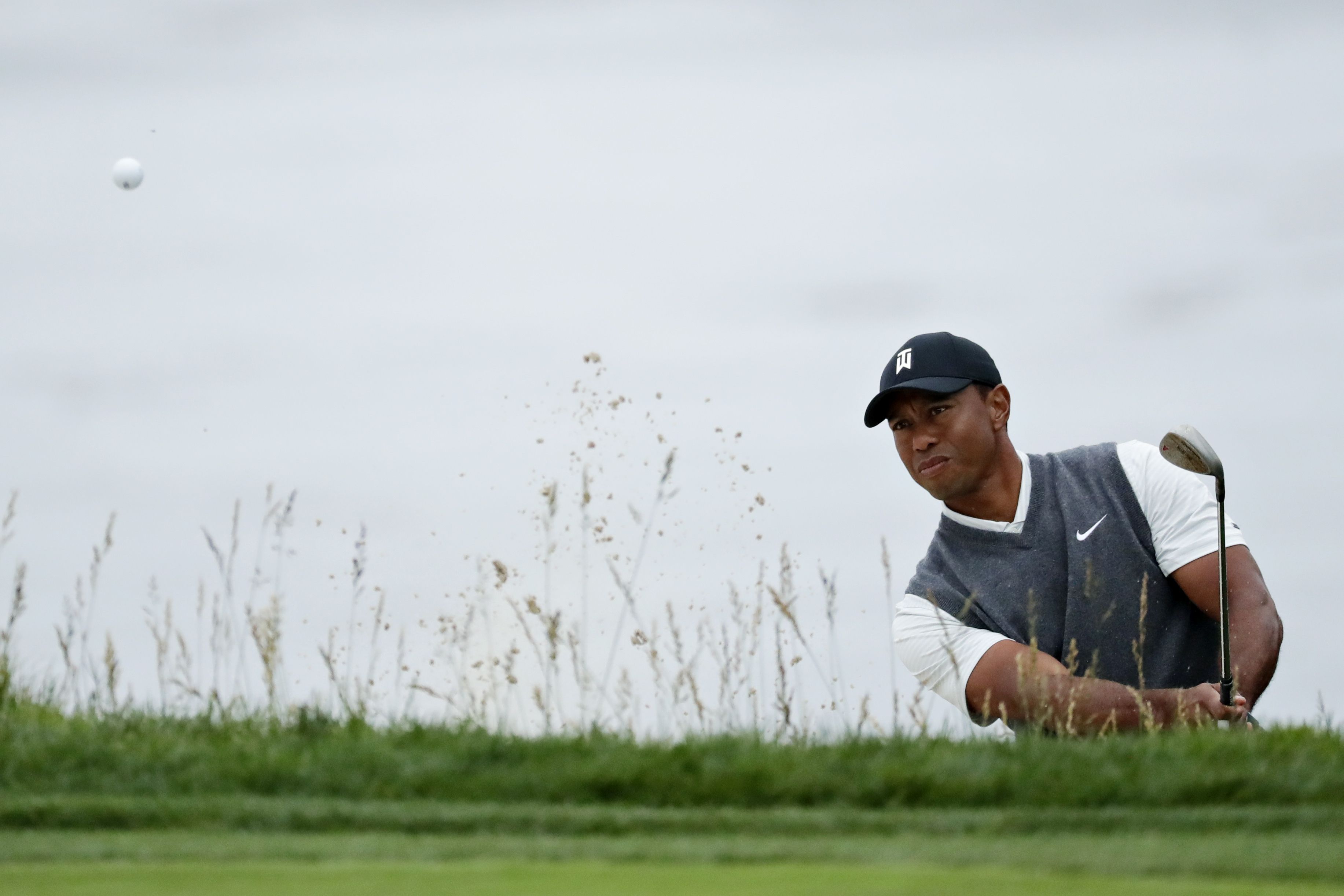 Woods posts 1st round under par at US Open in 7 years