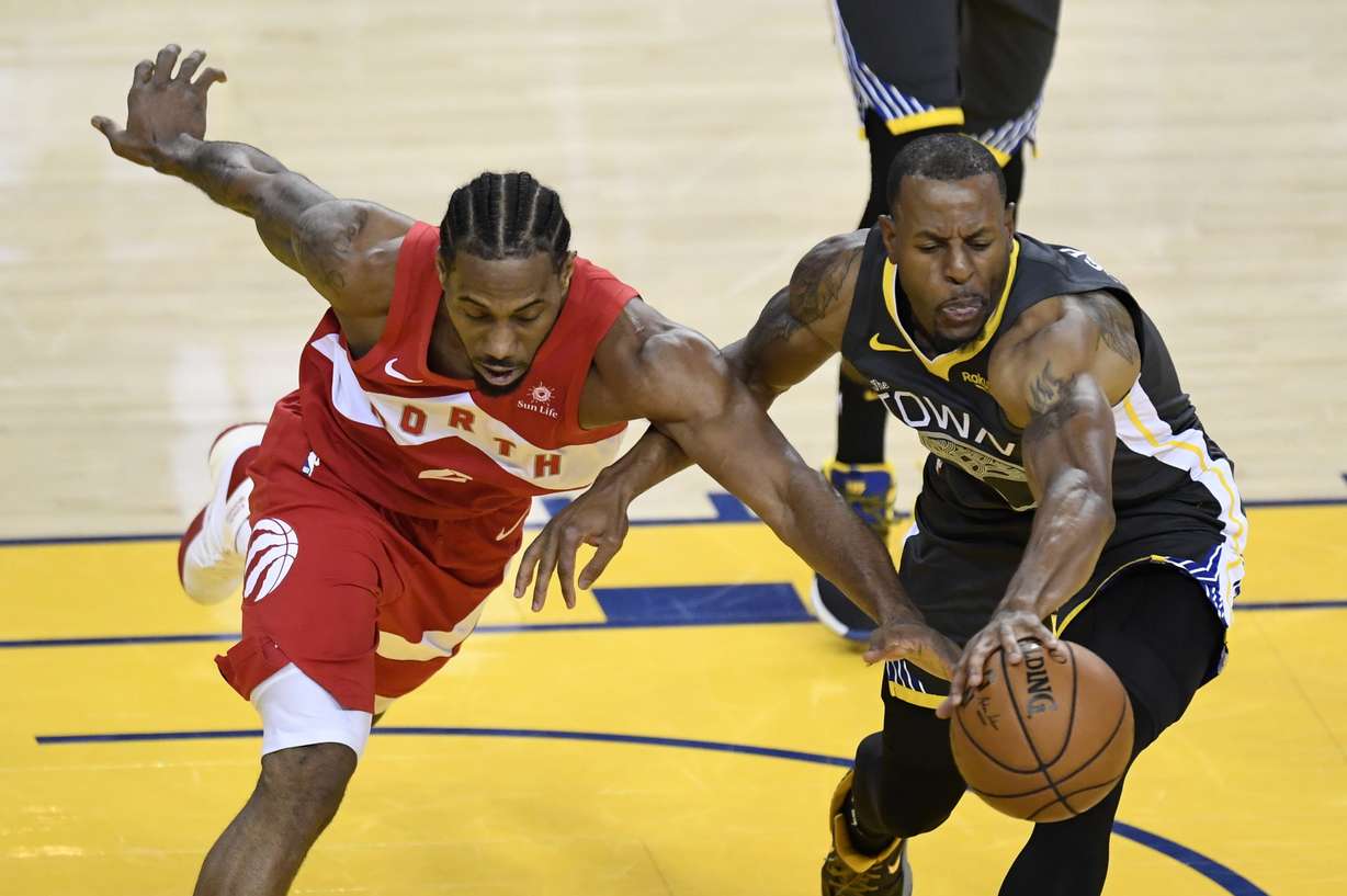 Toronto Raptors forward Kawhi Leonard, left, and Golden State Warriors forward Andre Iguodala reach for the ball during the first half of Game 6 of basketball’s NBA Finals, Thursday, June 13, 2019, in Oakland, Calif. (Photo: Frank Gunn, The Canadian Press via AP)