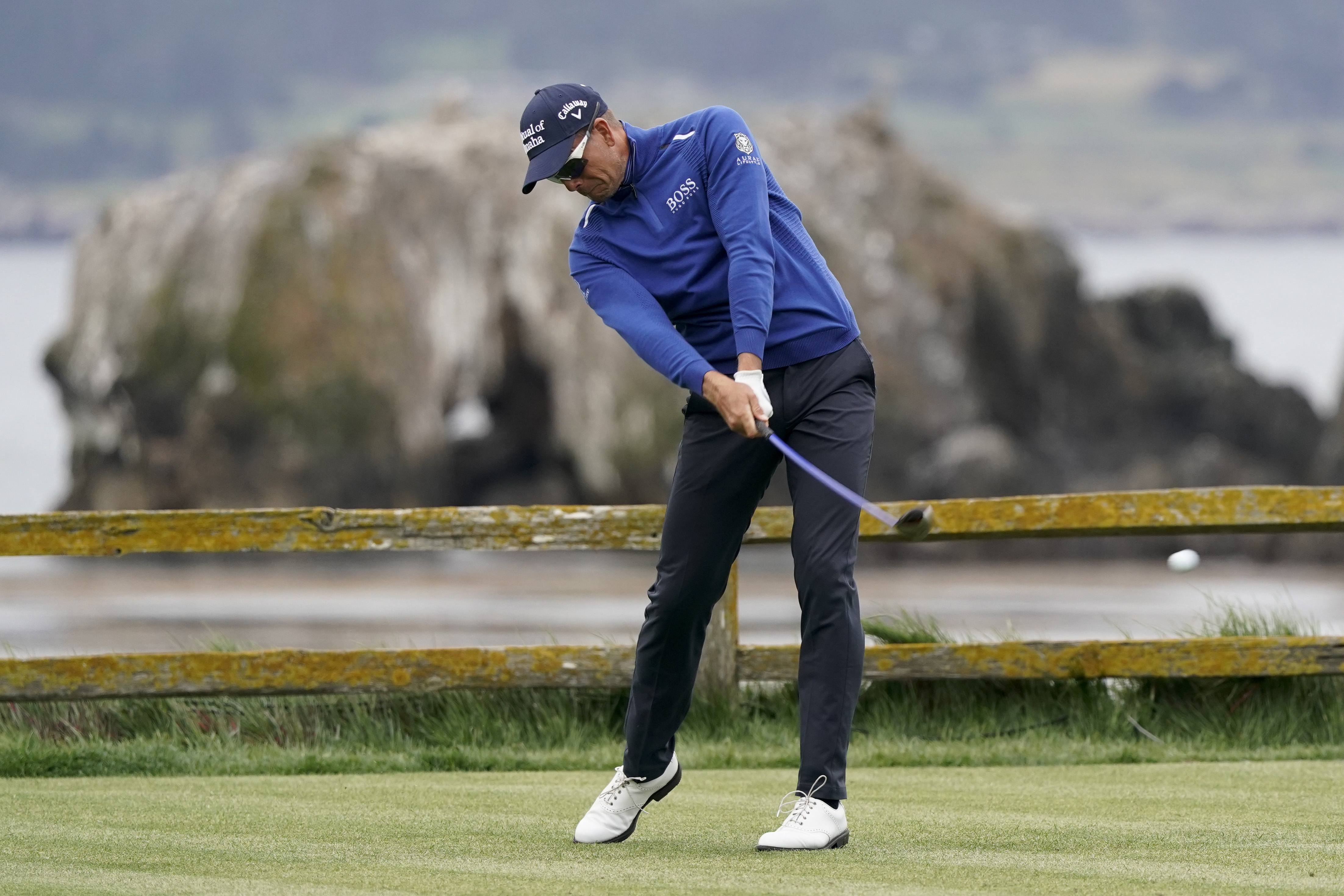 Stenson poses for selfie with fan after errant shot