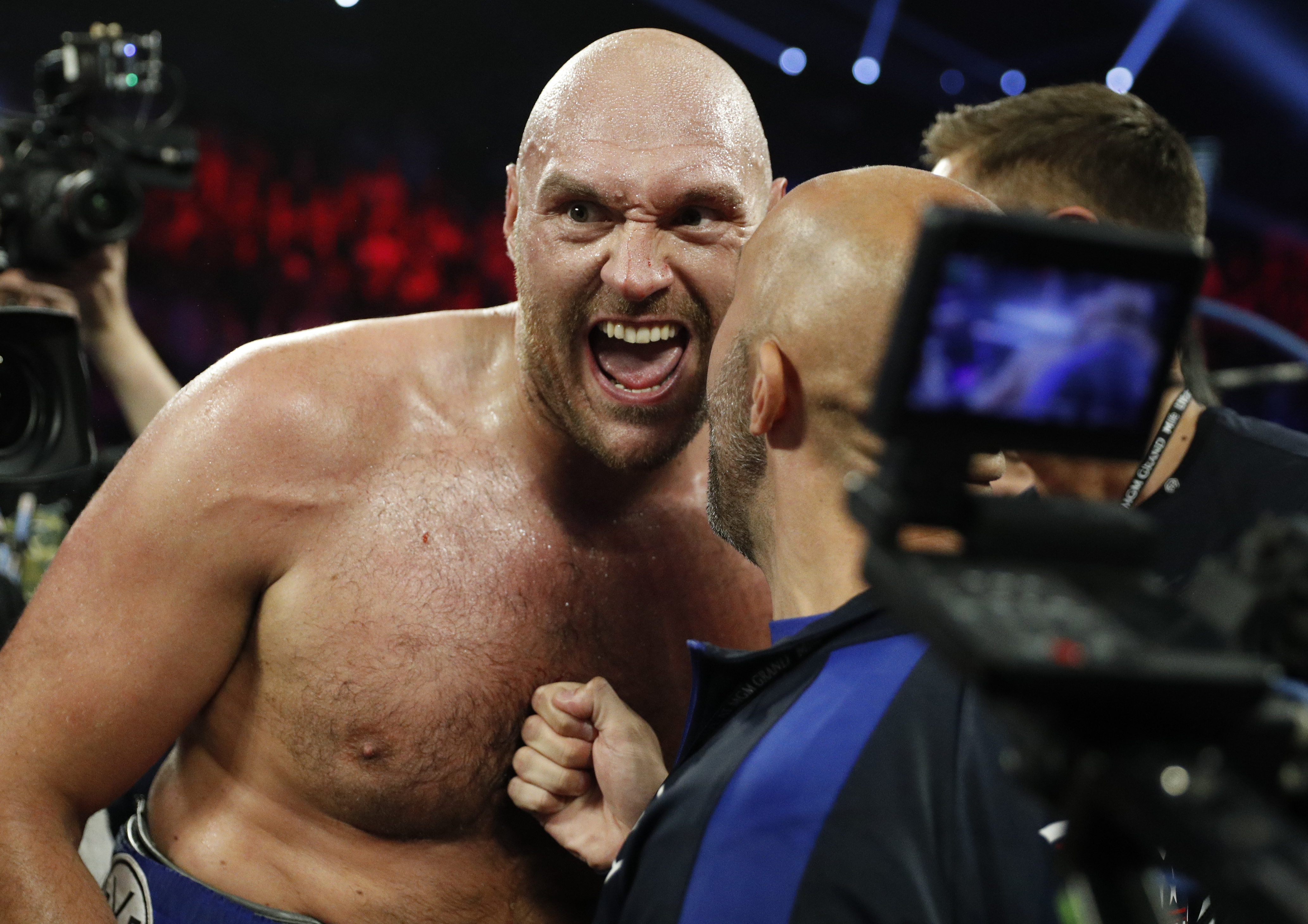 Tyson Fury stays unbeaten, stops Tom Schwarz late 2nd round