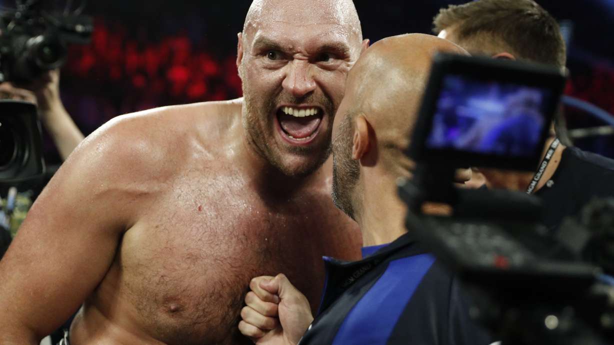 Tyson Fury stays unbeaten, stops Tom Schwarz late 2nd round