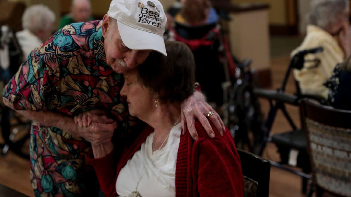 97-year-old WWII vet spreads daily cookies, smiles around retirement community