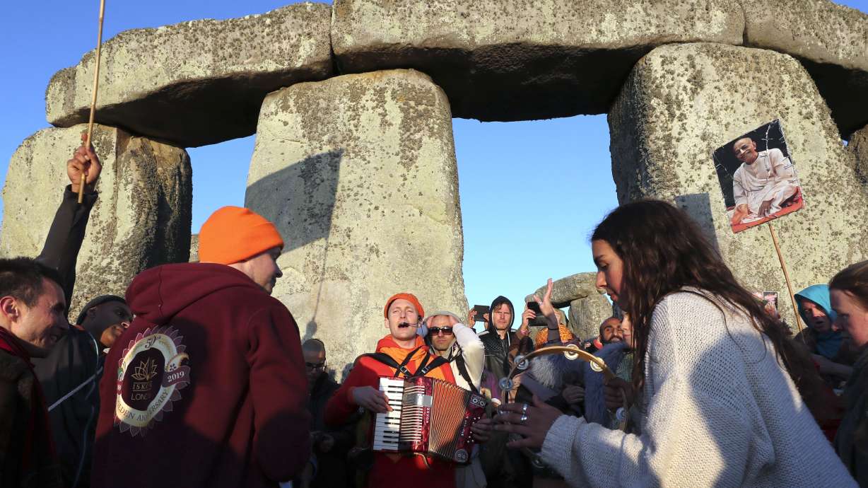 Summer solstice: 10,000 watch sunrise at Stonehenge