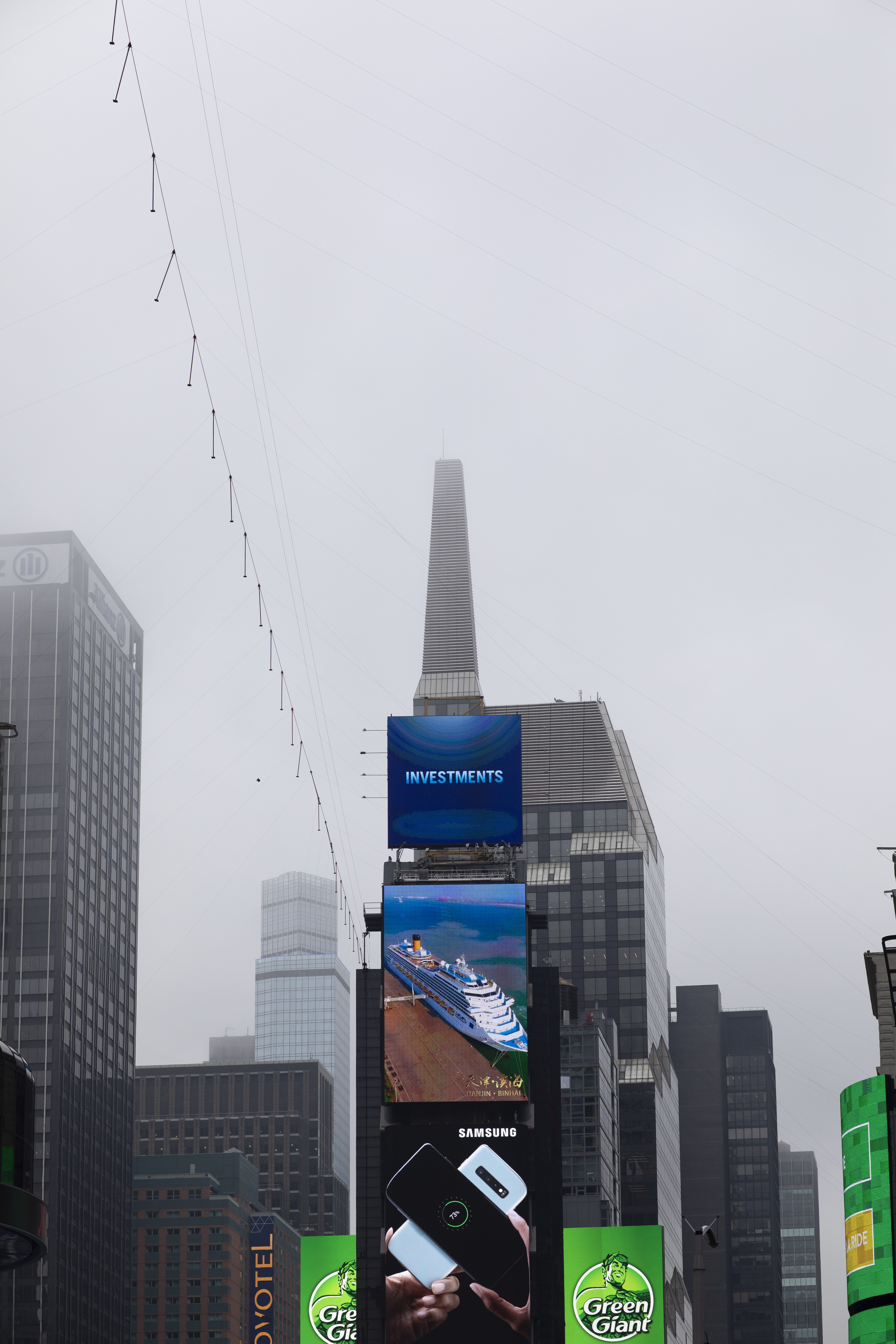 Flying Wallendas safely cross Times Square on high wire