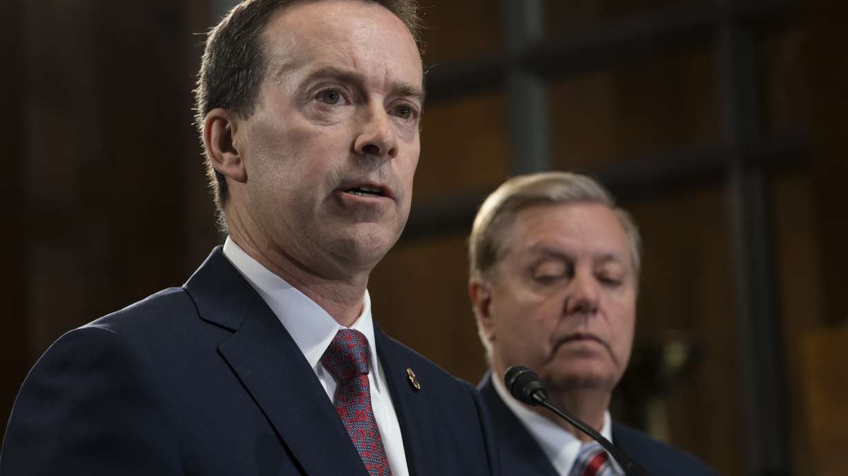 Border official resigns amid uproar over migrant children