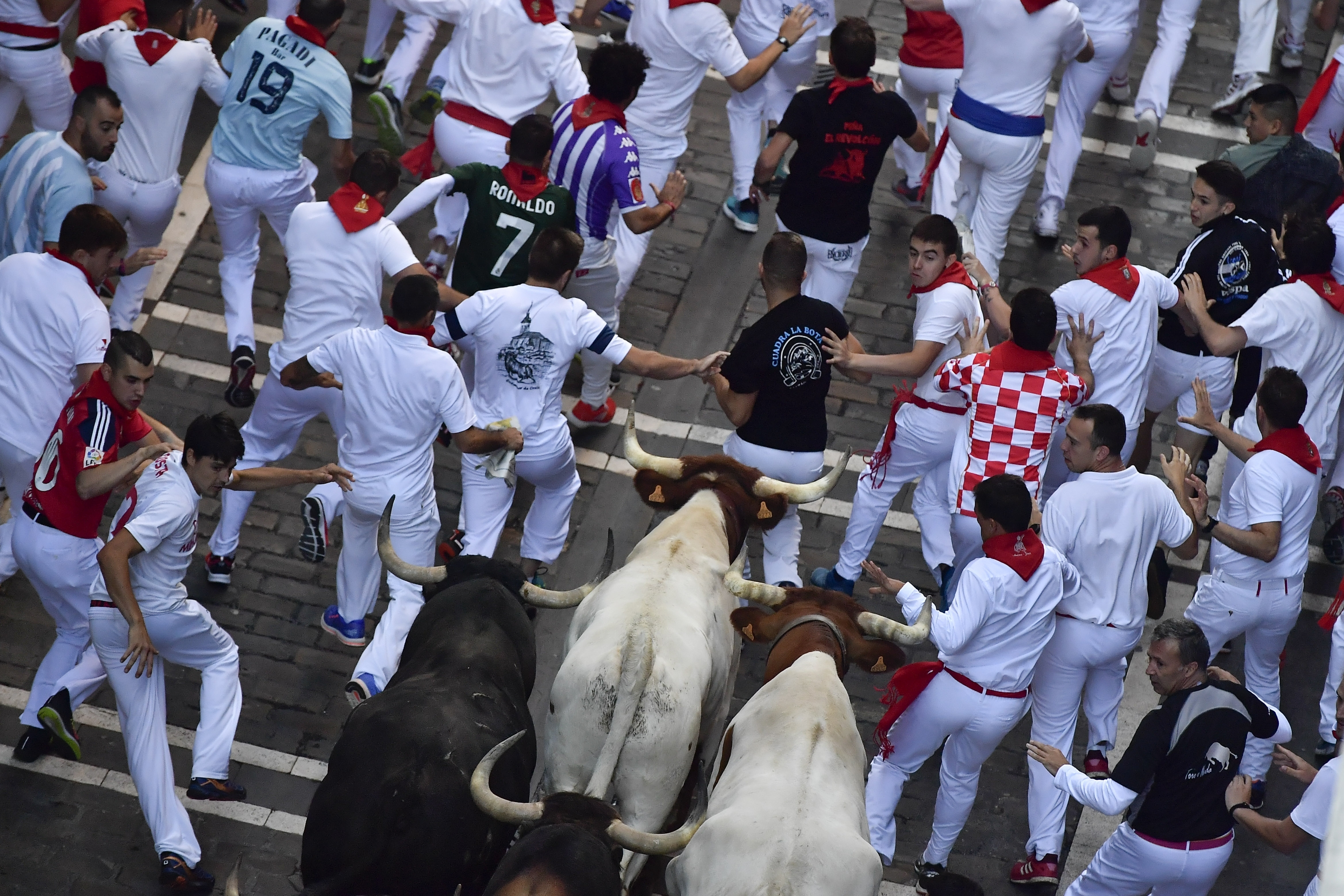 1 gored, 5 injured in race with bulls at Pamplona festival