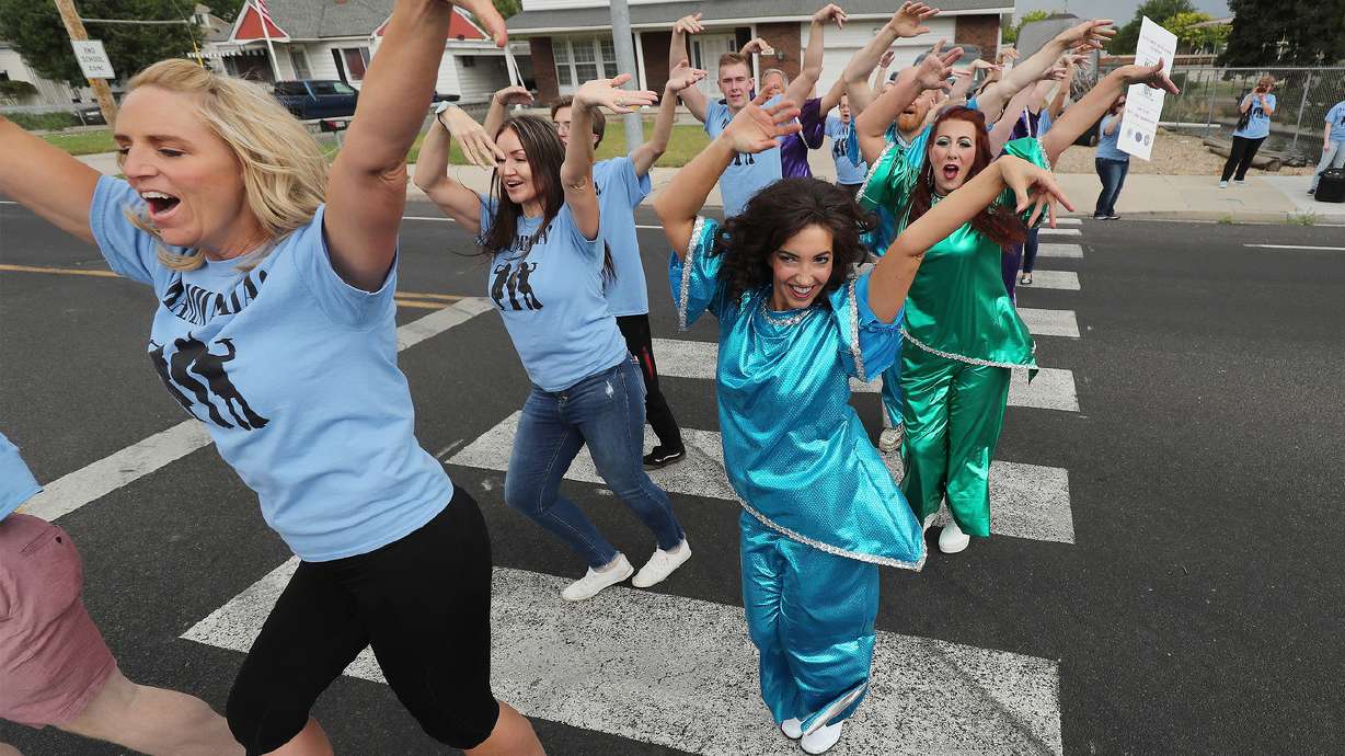 Utah actors stage musical in crosswalk ahead of 'Mamma Mia!' play