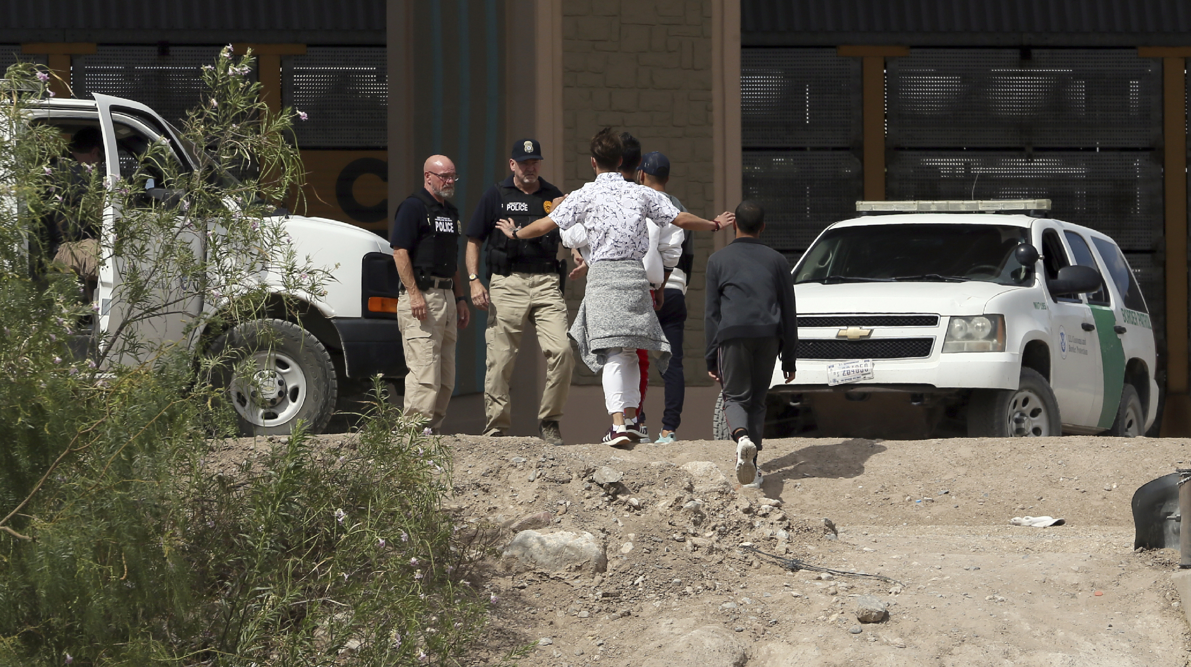 Trump moves to effectively end asylum at southern border