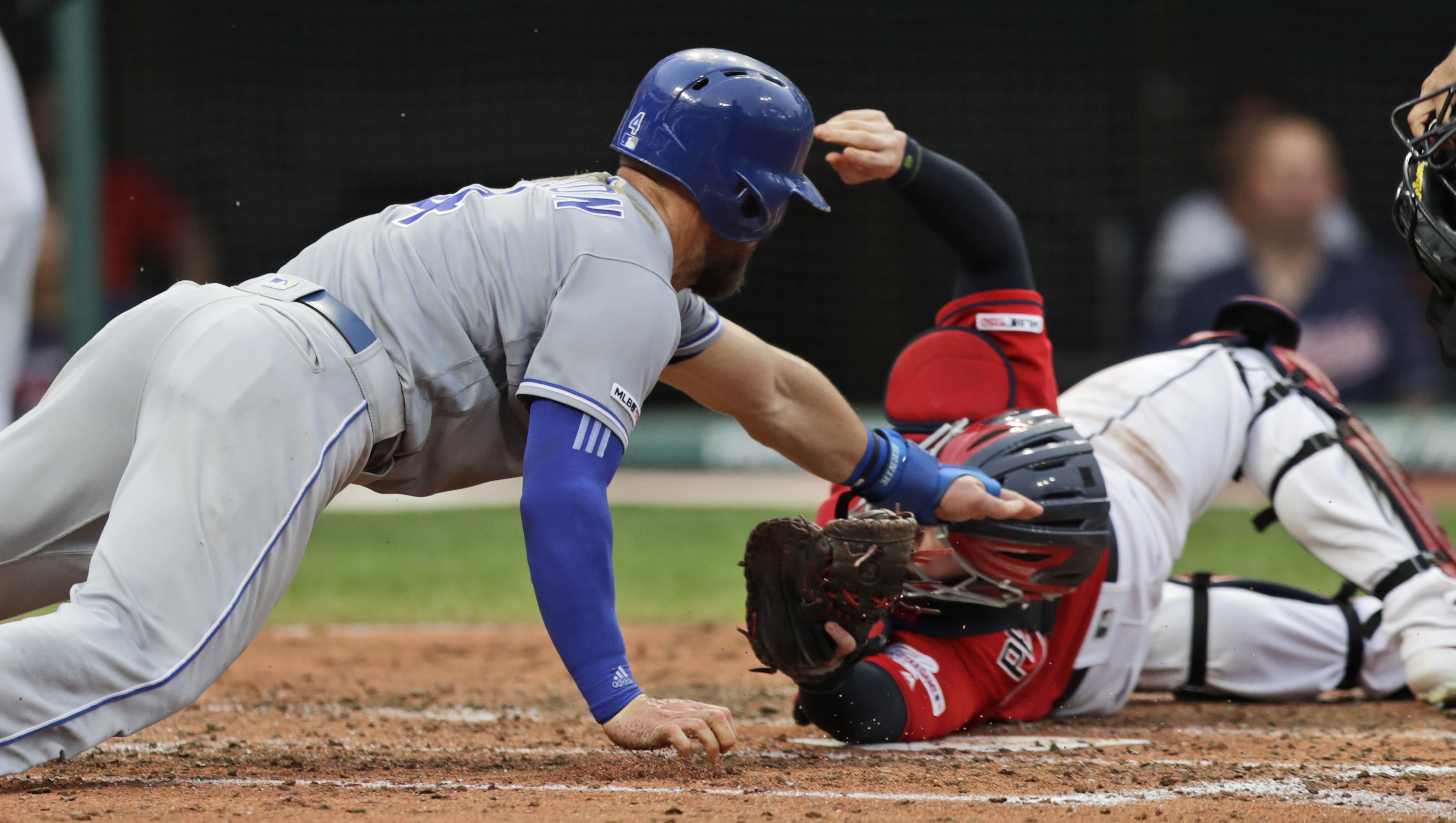 Mercado gets 5 hits, Indians top Royals 10-5, 6th win in row