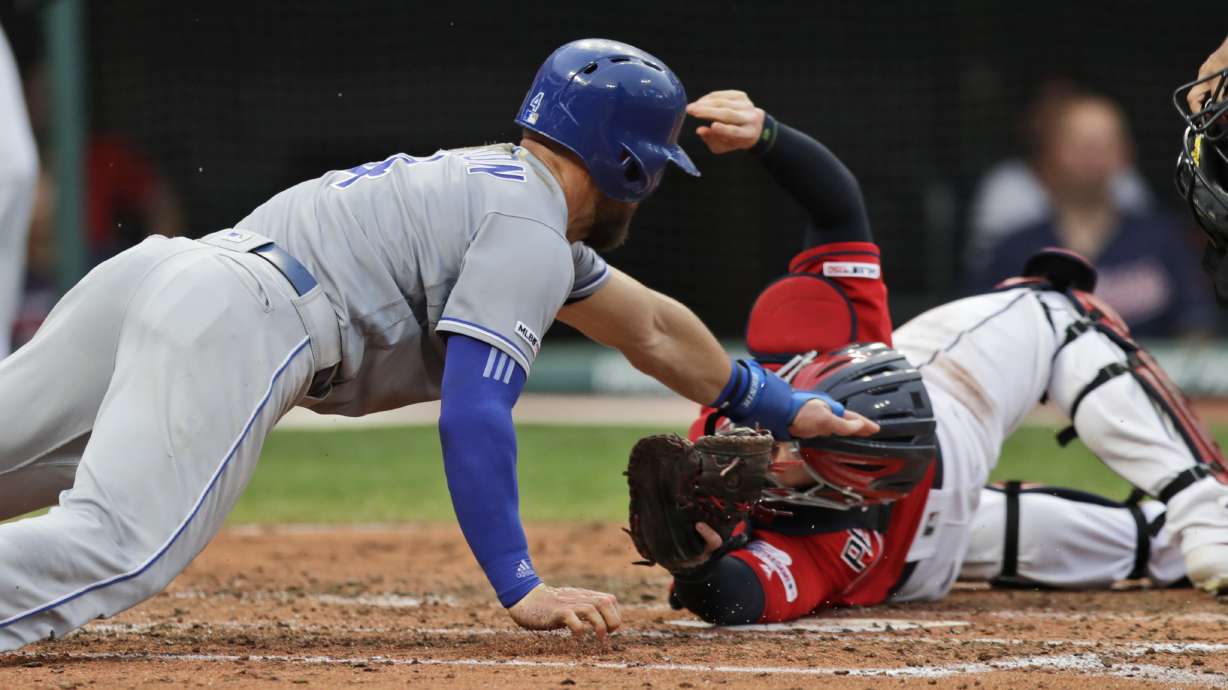 Mercado gets 5 hits, Indians top Royals 10-5, 6th win in row