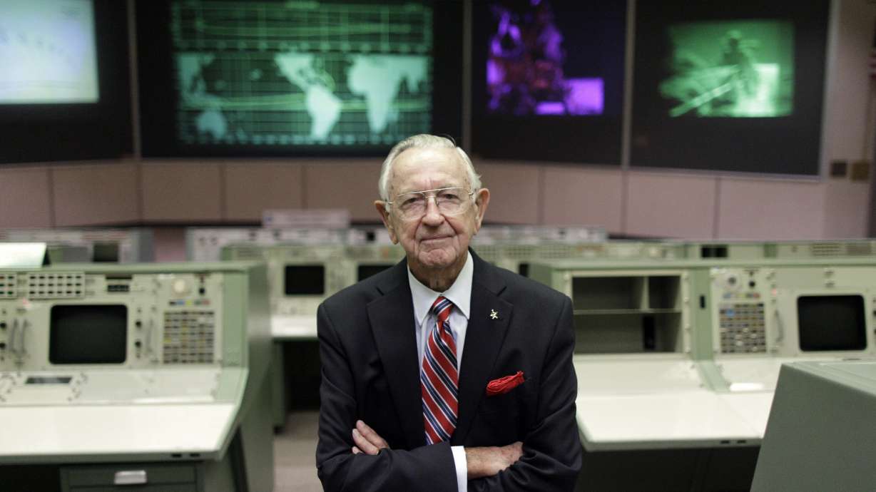 Chris Kraft, 1st flight director for NASA, dies at 95