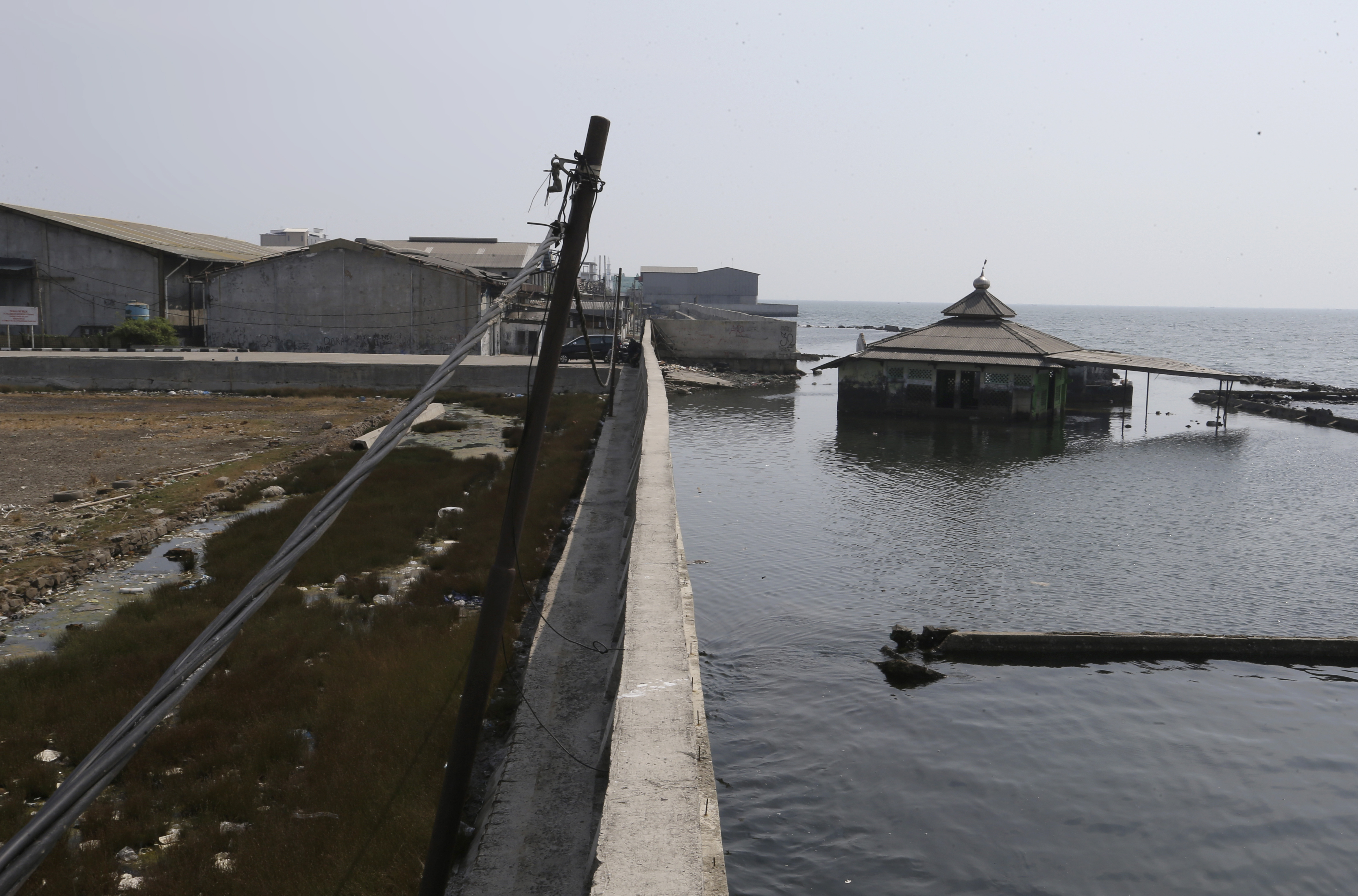 Indonesia's leader says sinking Jakarta needs giant sea wall