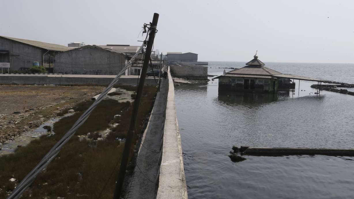 Indonesia's leader says sinking Jakarta needs giant sea wall