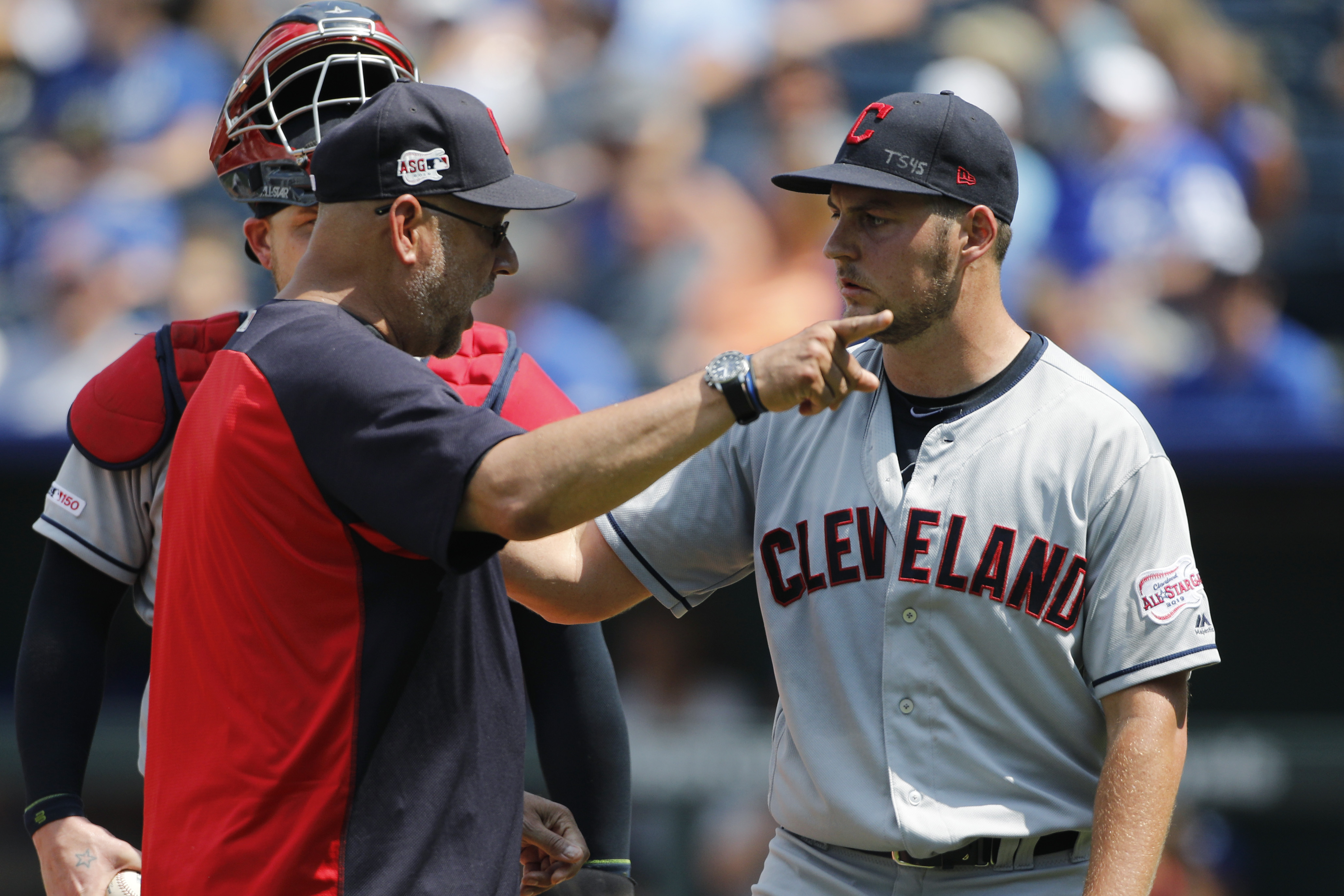 Long toss: Bauer heaves ball over CF wall, KC beats Indians
