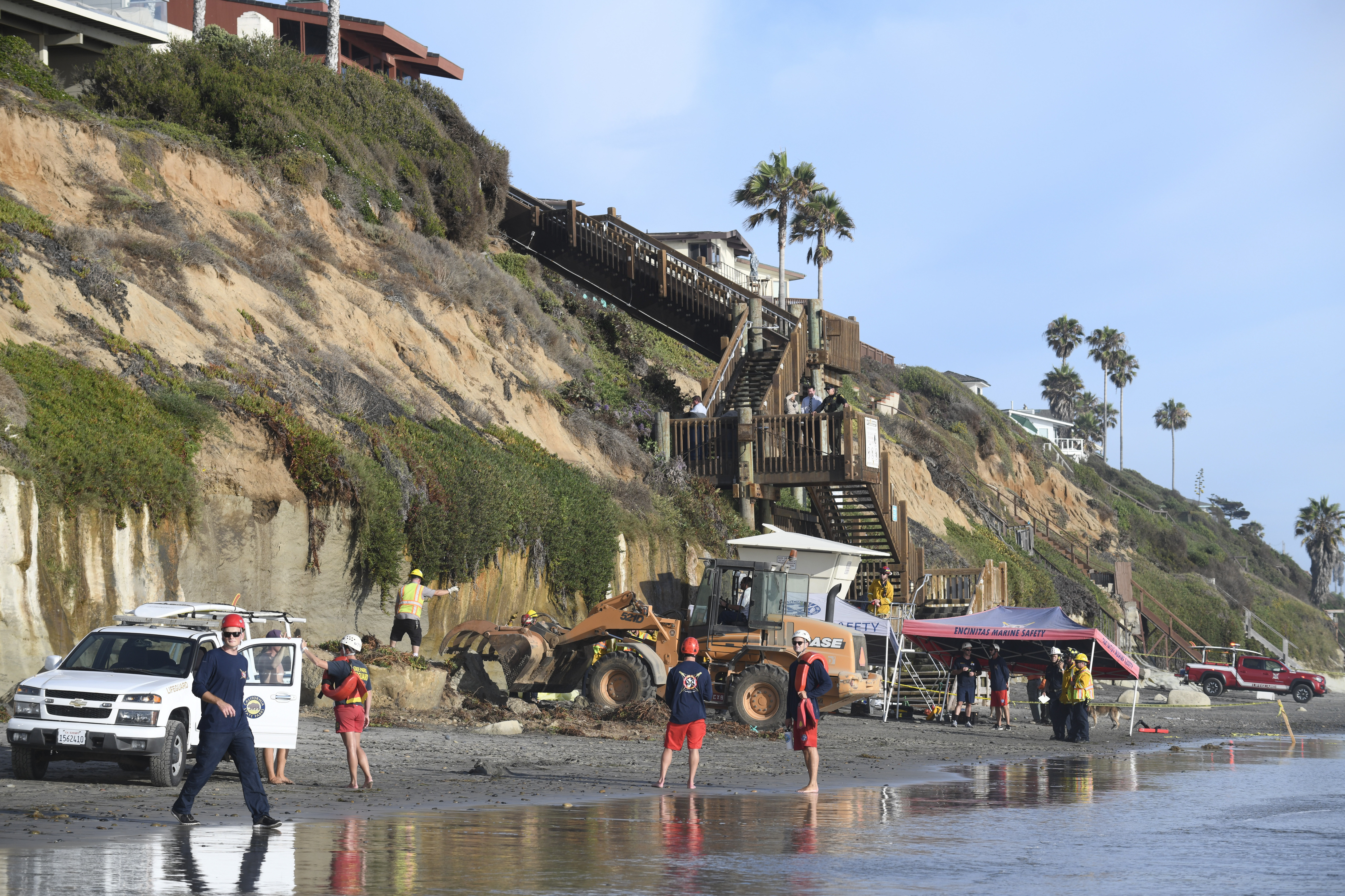 3 killed as cliff collapses on popular California beach