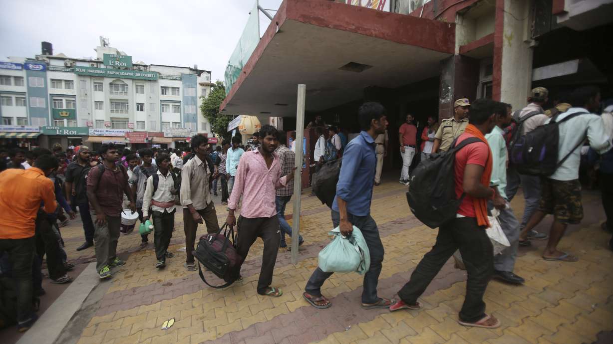 Hundreds of poor migrant workers flee Kashmir under lockdown