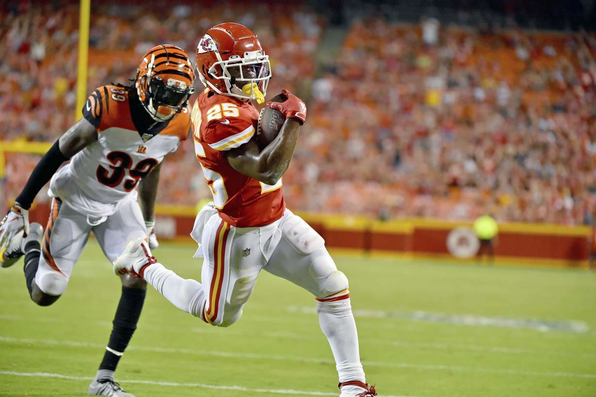 Kansas City Chiefs running back Darwin Thompson (25) runs for a touchdown ahead of Cincinnati Bengals defensive back Tony Lippett (39) during the second half of an NFL preseason football game in Kansas City, Mo., Saturday, Aug. 10, 2019. (Photo: Ed Zurga, AP)