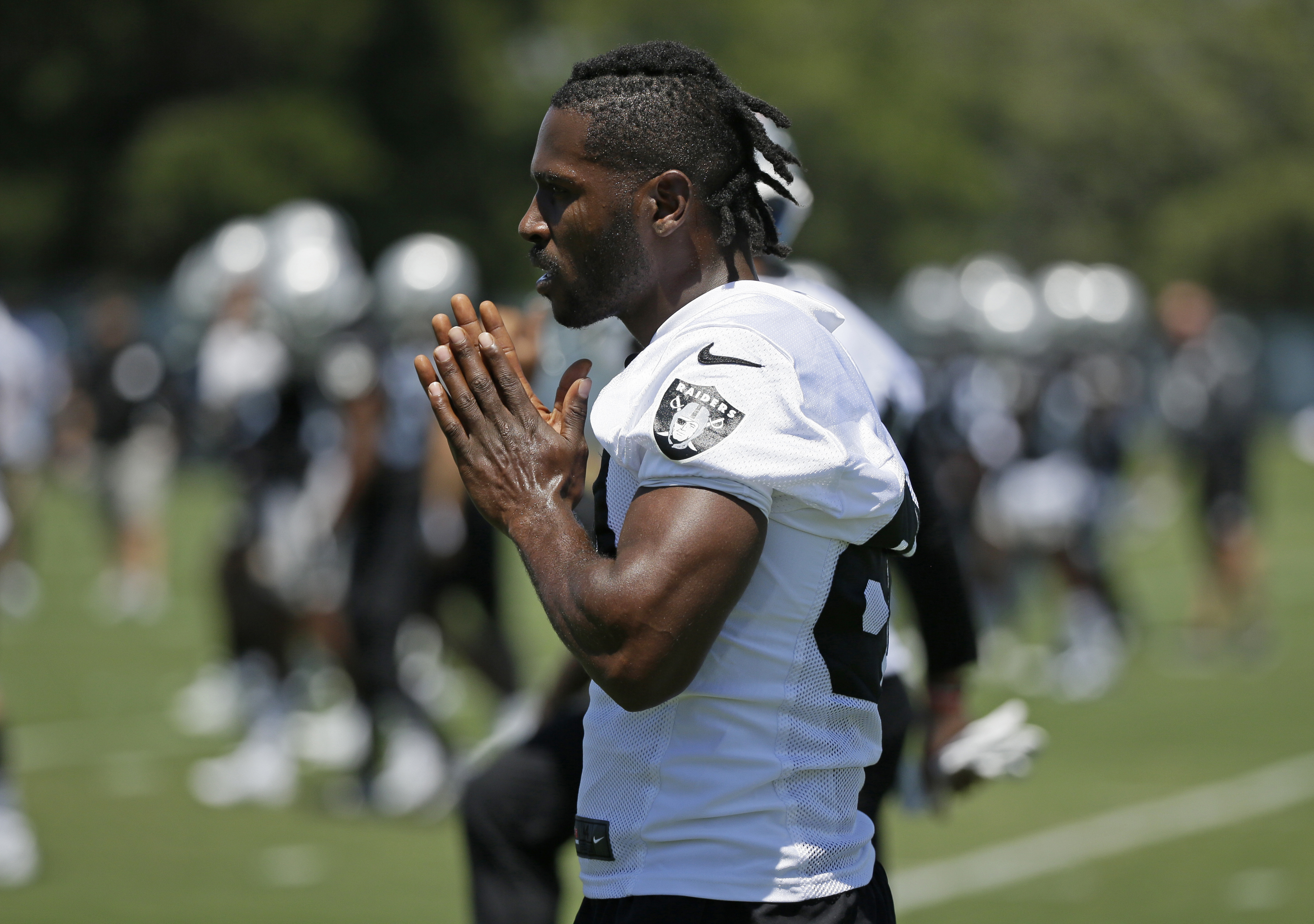 Brown returns to Raiders after absence for injured feet