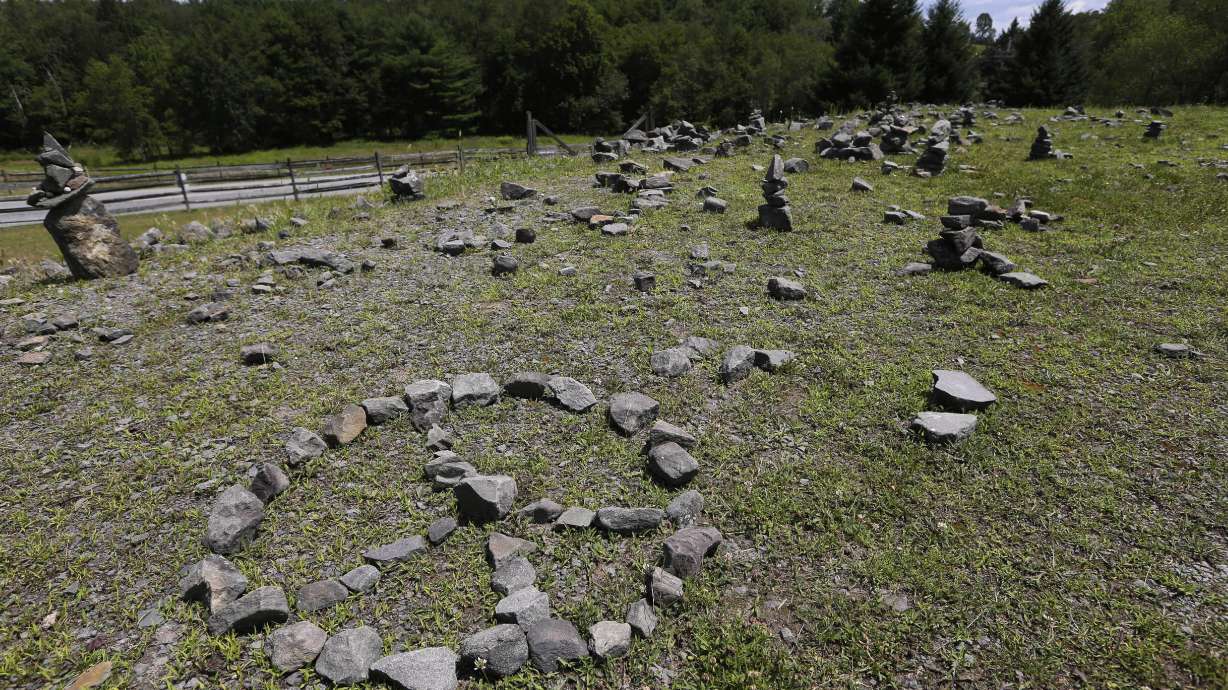 Arlo Guthrie sings as Woodstock fans flock to concert site