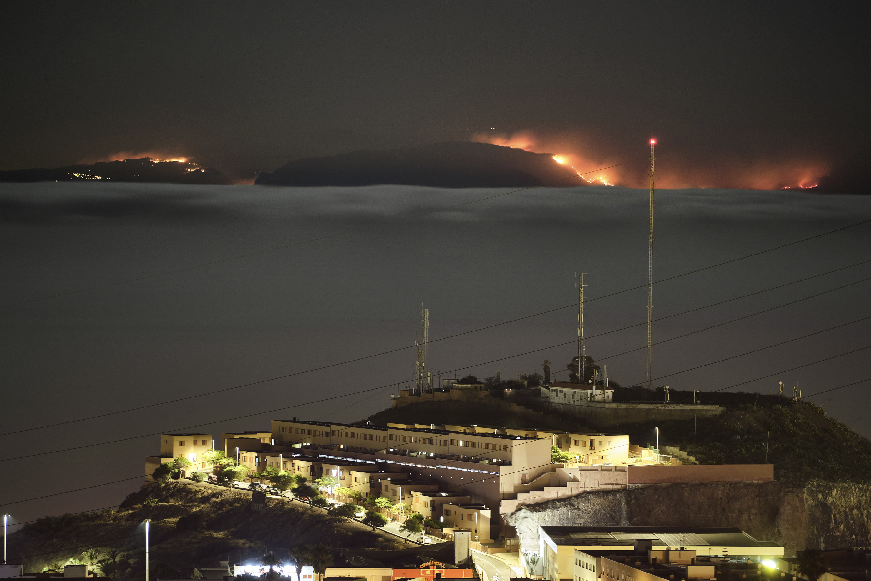 Thousands flee from 'monster' wildfire on Canary Islands