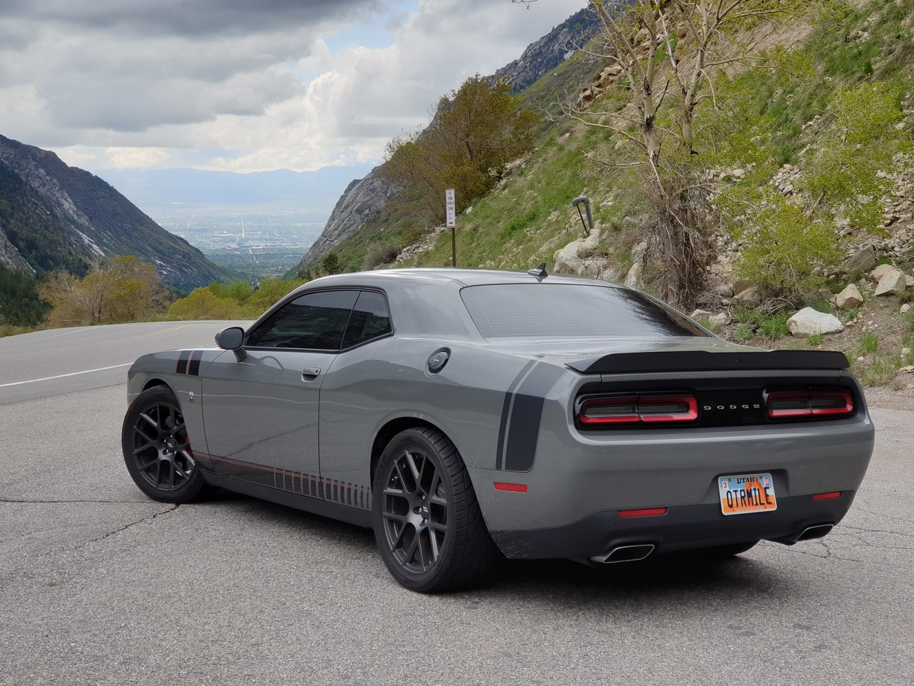 Arman Oganov's 2017 Dodge Challenger 392 Hemi Scat Pack Shaker features subtle graphics to highlight the modern muscle car's aggressive lines. (Photo: Arman Oganov, @Schwayz_)
