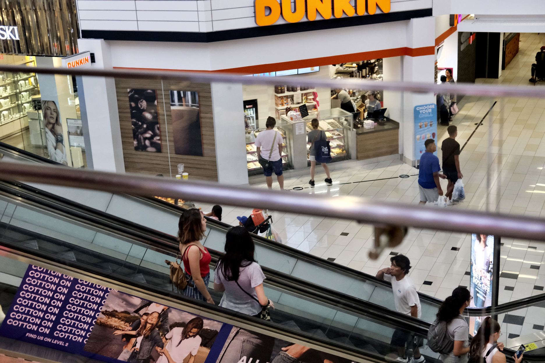 US consumer confidence dips slightly in August