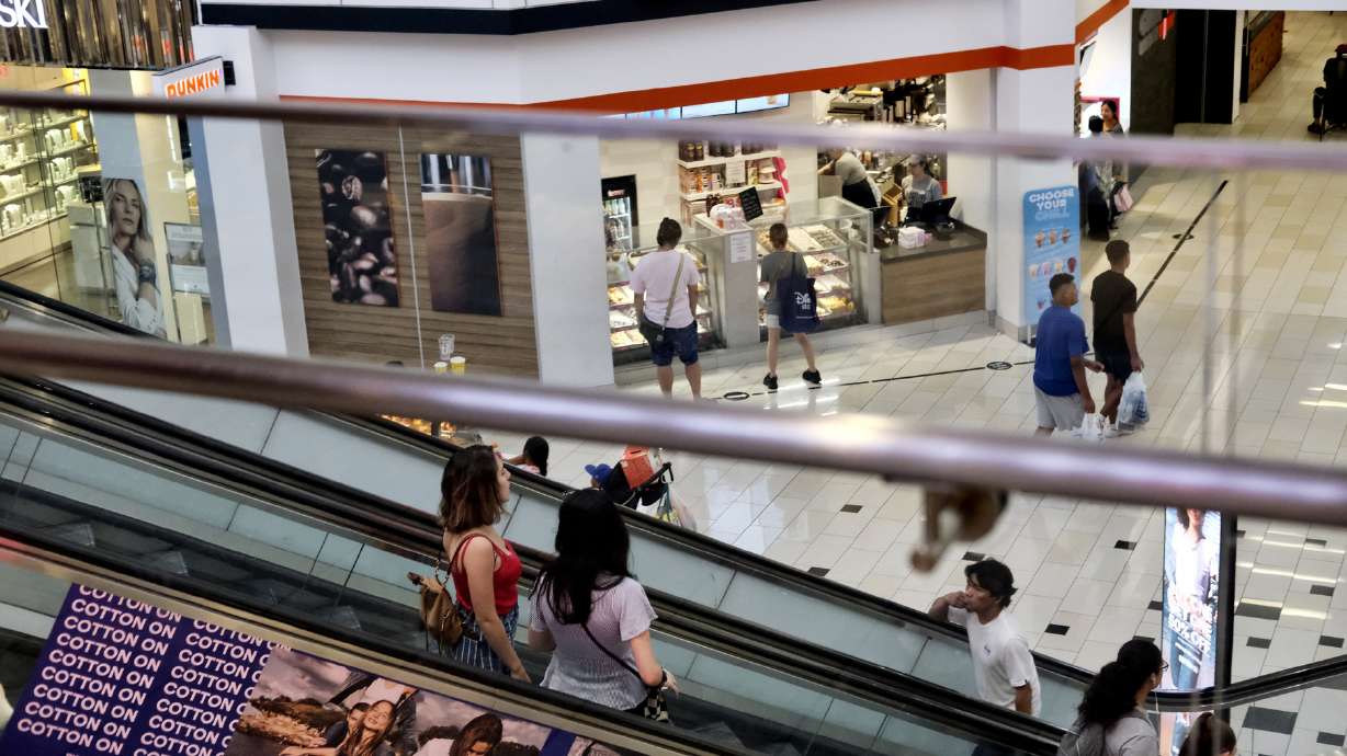 US consumer confidence dips slightly in August