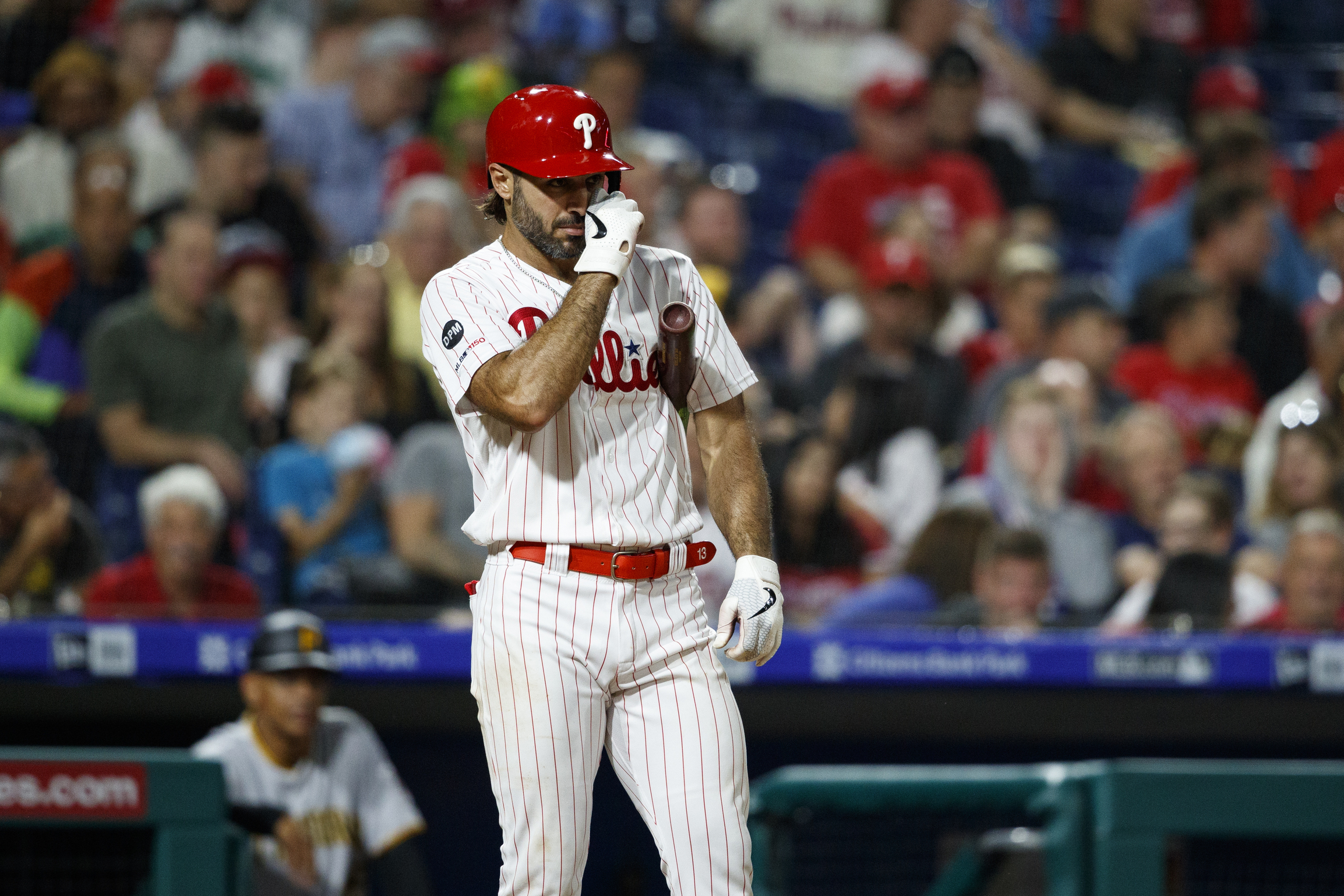 Hoskins muffs easy catch in 9th, Phils fall to Pirates 5-4