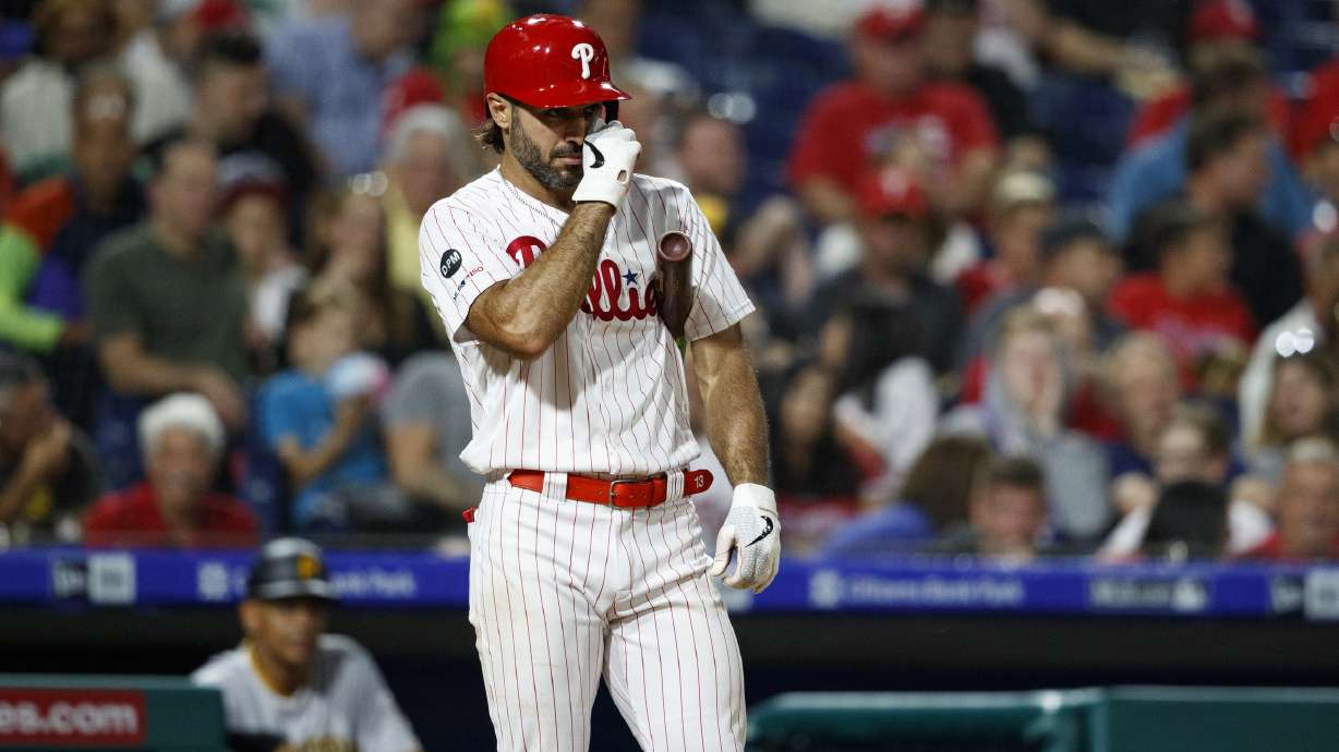 Hoskins muffs easy catch in 9th, Phils fall to Pirates 5-4