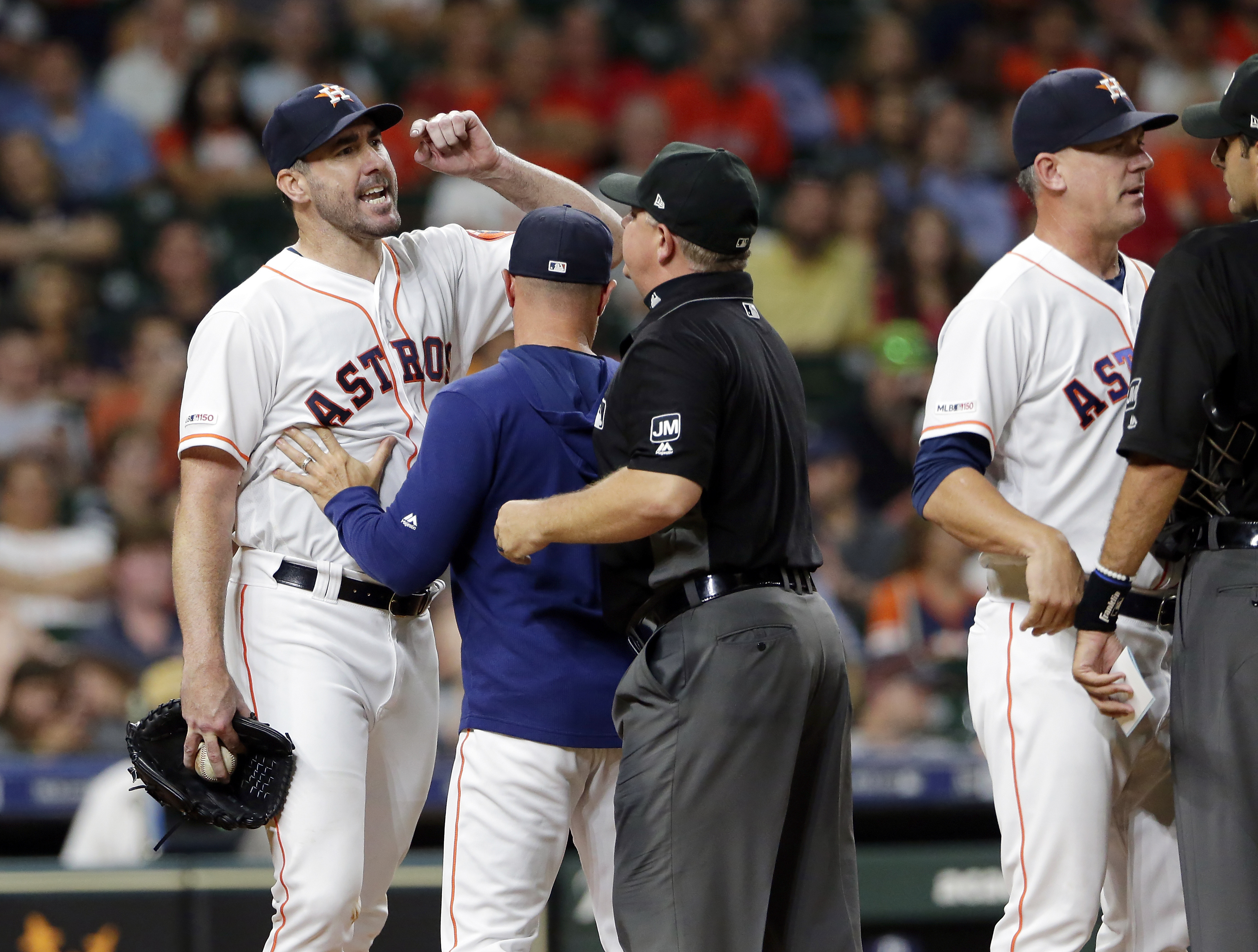 Verlander gets win despite ejection as Astros down Rays 15-1